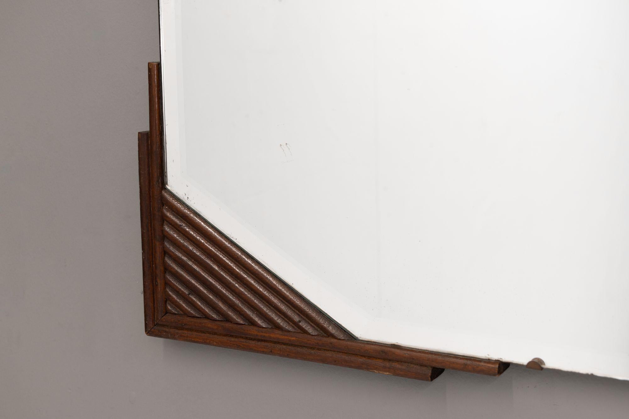 Miroir mural art déco sans cadre avec bandes de chêne sur deux coins. K.K. vers 1930.

H 44cm x L 72cm x P 4cm