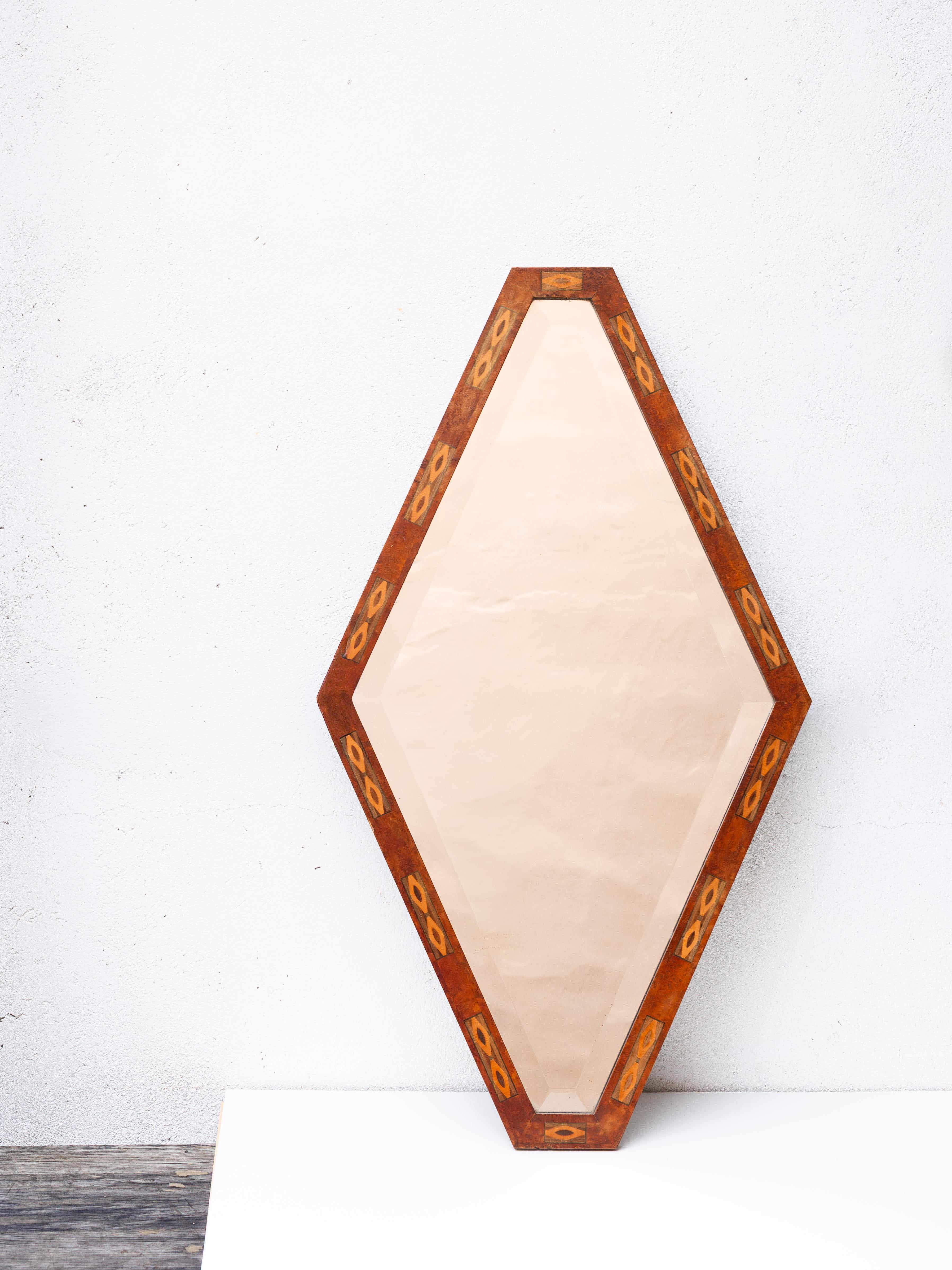 Art Deco Mirror in Burl Wood and Veneer Marquetry - Diamond Shape Años 30

Impresionante espejo Art Deco, certificado de los años 30 y procedente de una casa de época totalmente amueblada de París / Francia. 

Esta pieza presenta un elegante diseño