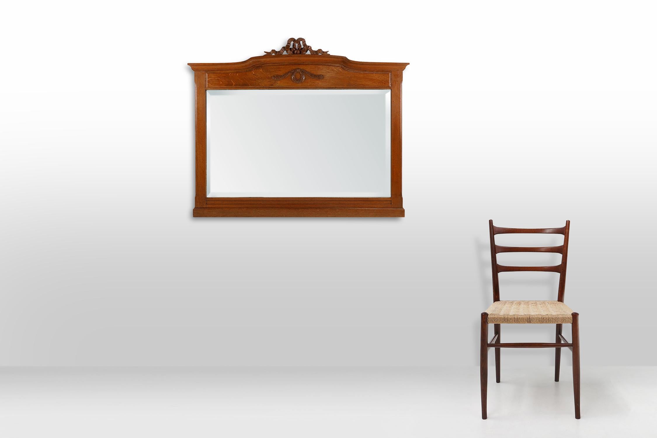 France / 1930 / mirror / oak / Art Deco / Mid-century

Art Deco rectangular Wall Mirror from the 1930s crafted in France. 

This mirror features a frame in solid oak with carving in art deco style and has a carved bow tie on top. The natural finish