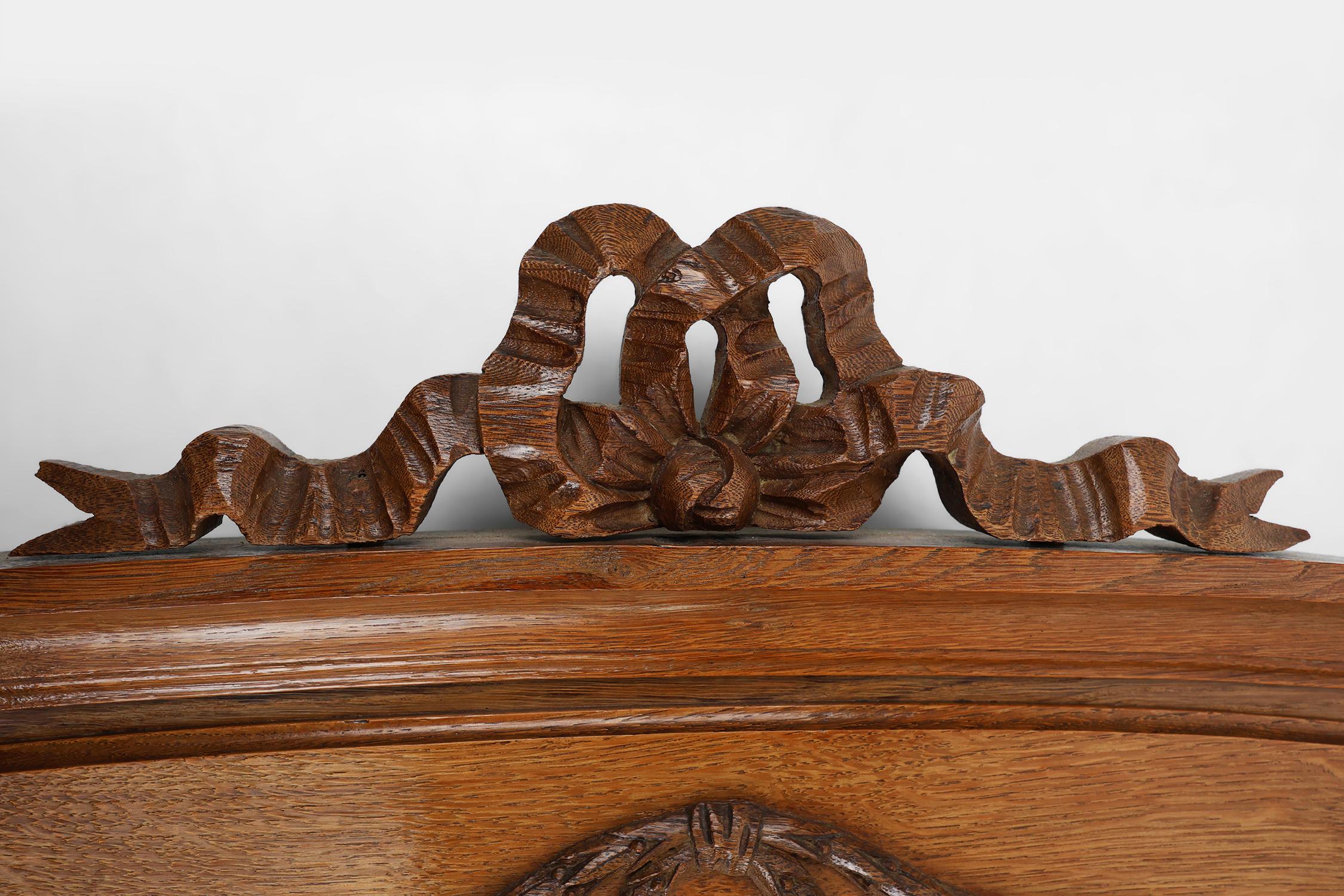 Mirror Art Deco mirror in oak with carved decorations and facet cut mirror, 1930s For Sale