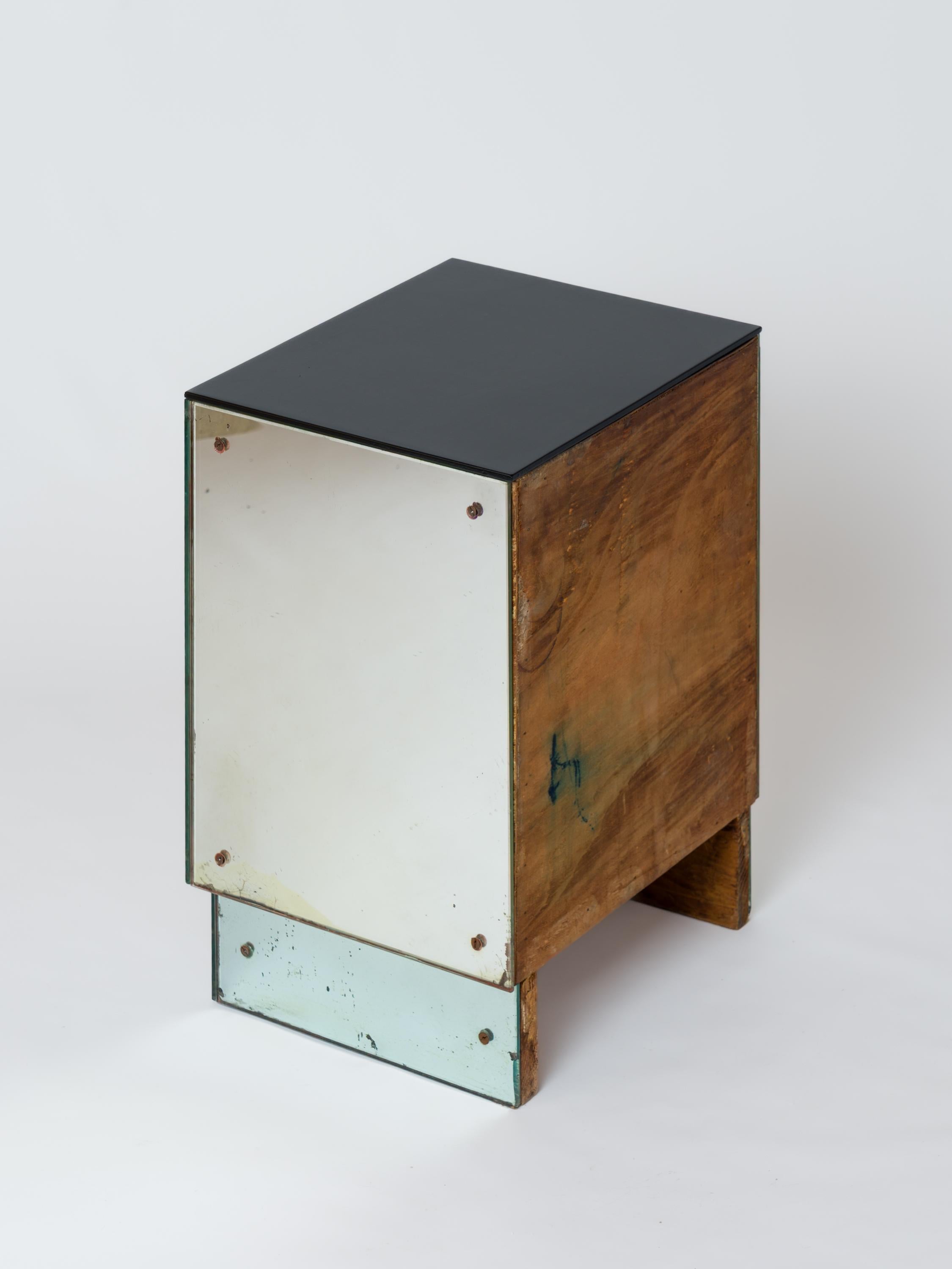 Comodino pannellato con specchio Art Deco Mirror w. Maniglie in ottone patinato - Francia anni '30 In condizioni discrete in vendita a New York, NY