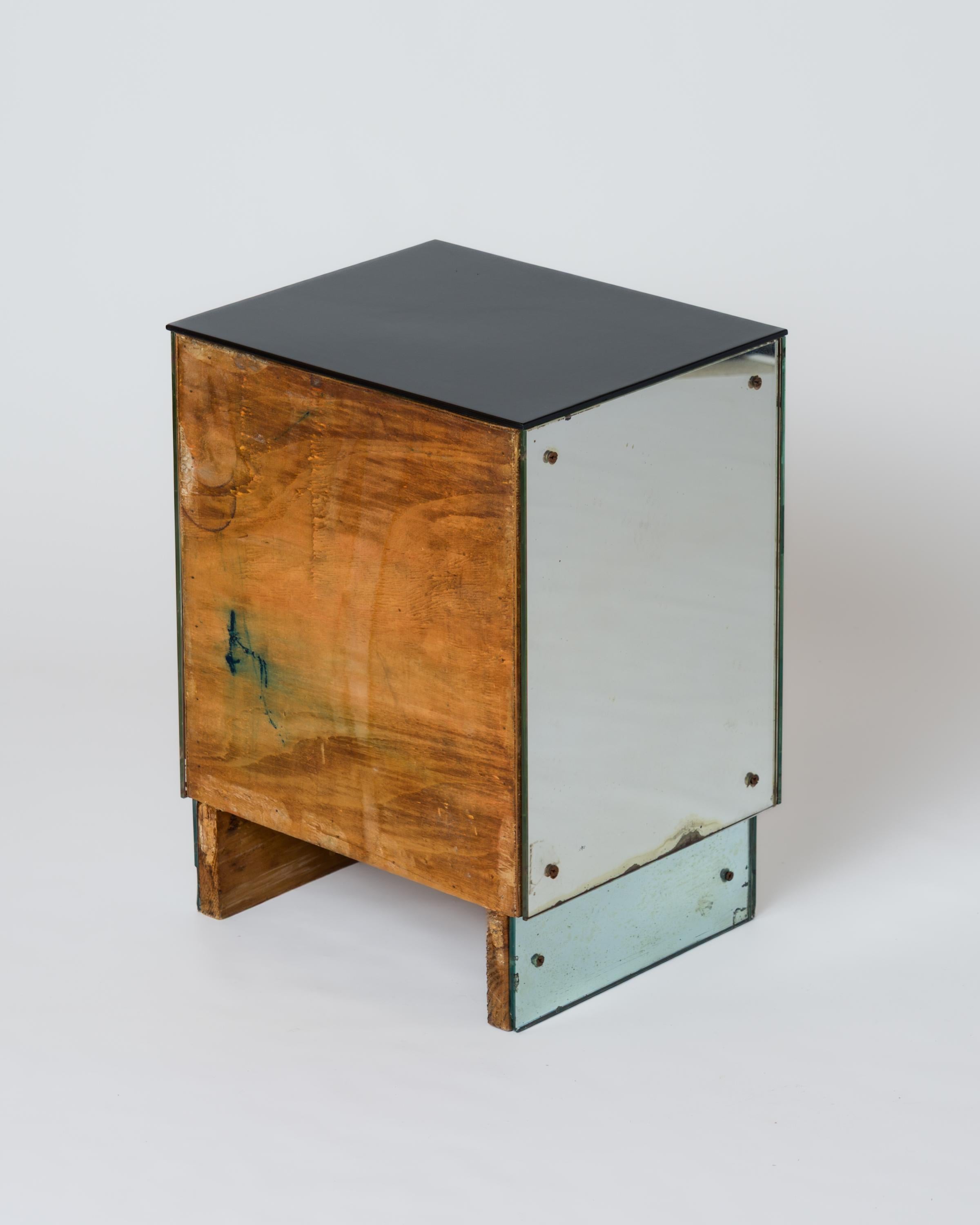 Metà XX secolo Comodino pannellato con specchio Art Deco Mirror w. Maniglie in ottone patinato - Francia anni '30 in vendita