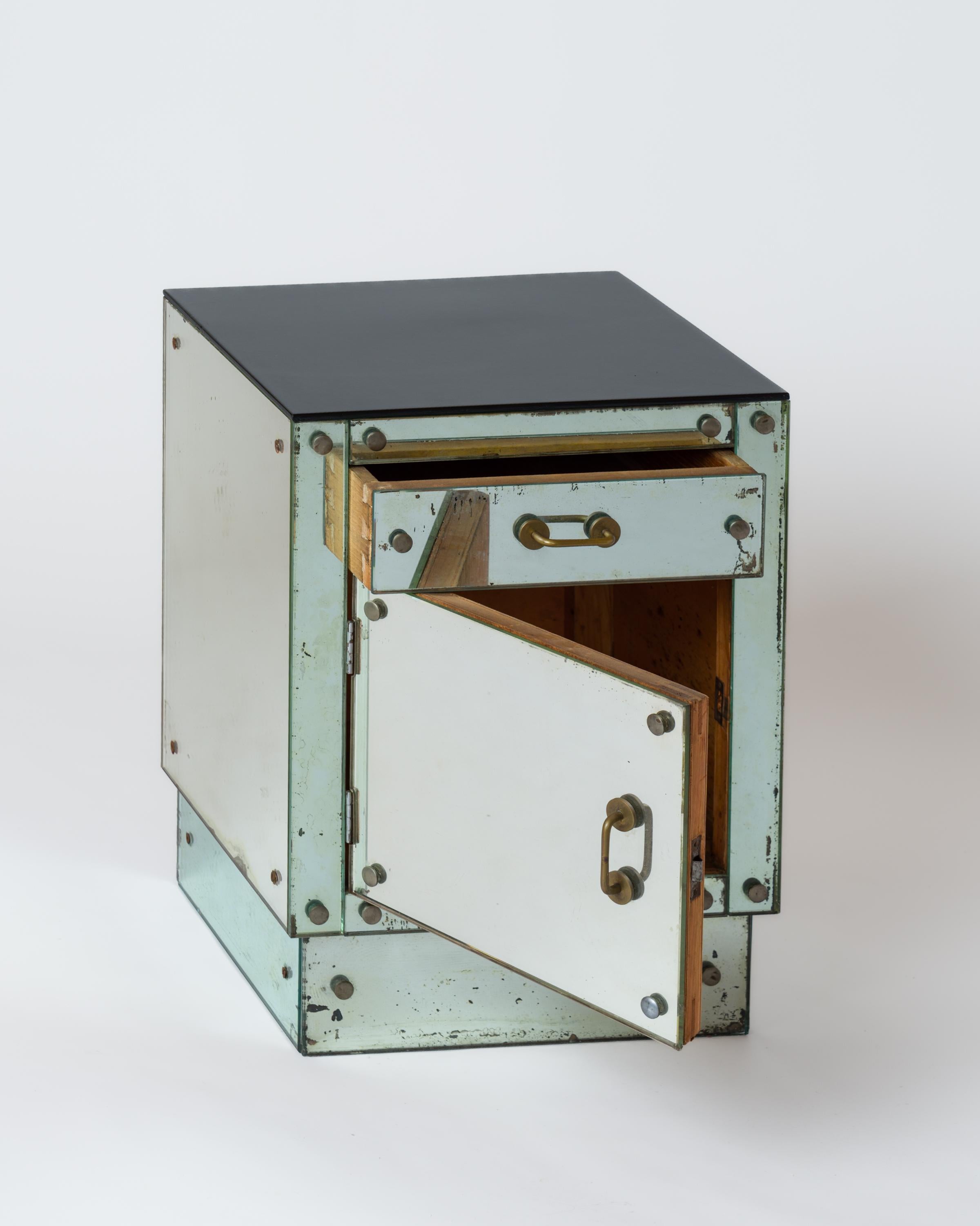 Ottone Comodino pannellato con specchio Art Deco Mirror w. Maniglie in ottone patinato - Francia anni '30 in vendita