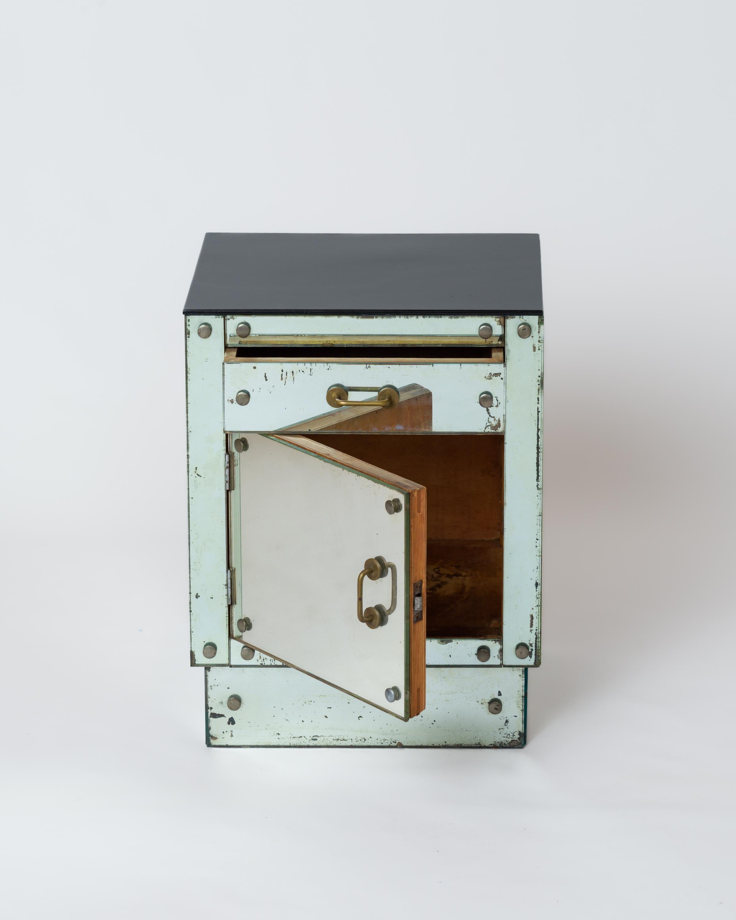 Comodino pannellato con specchio Art Deco Mirror w. Maniglie in ottone patinato - Francia anni '30 in vendita 1