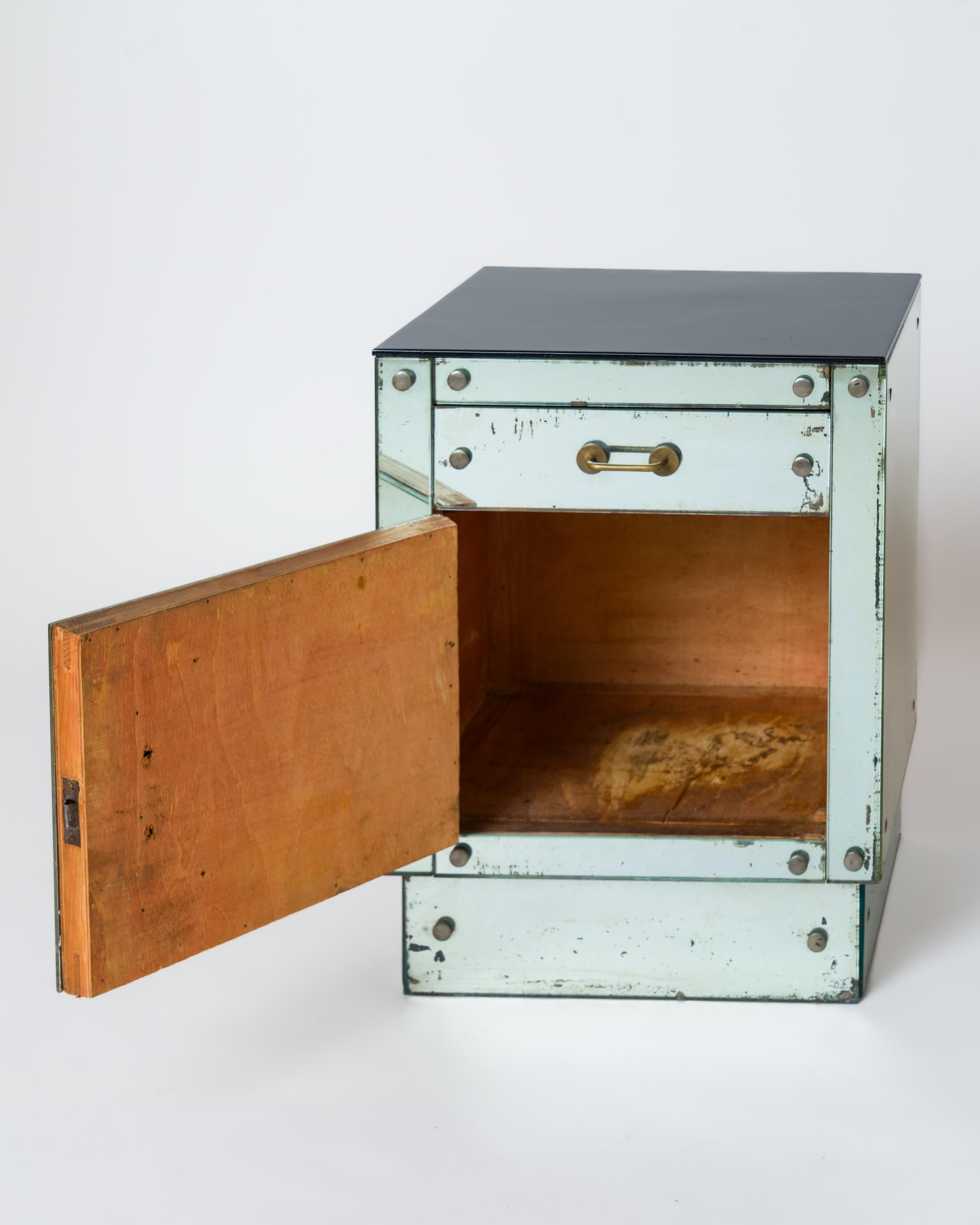 Comodino pannellato con specchio Art Deco Mirror w. Maniglie in ottone patinato - Francia anni '30 in vendita 2