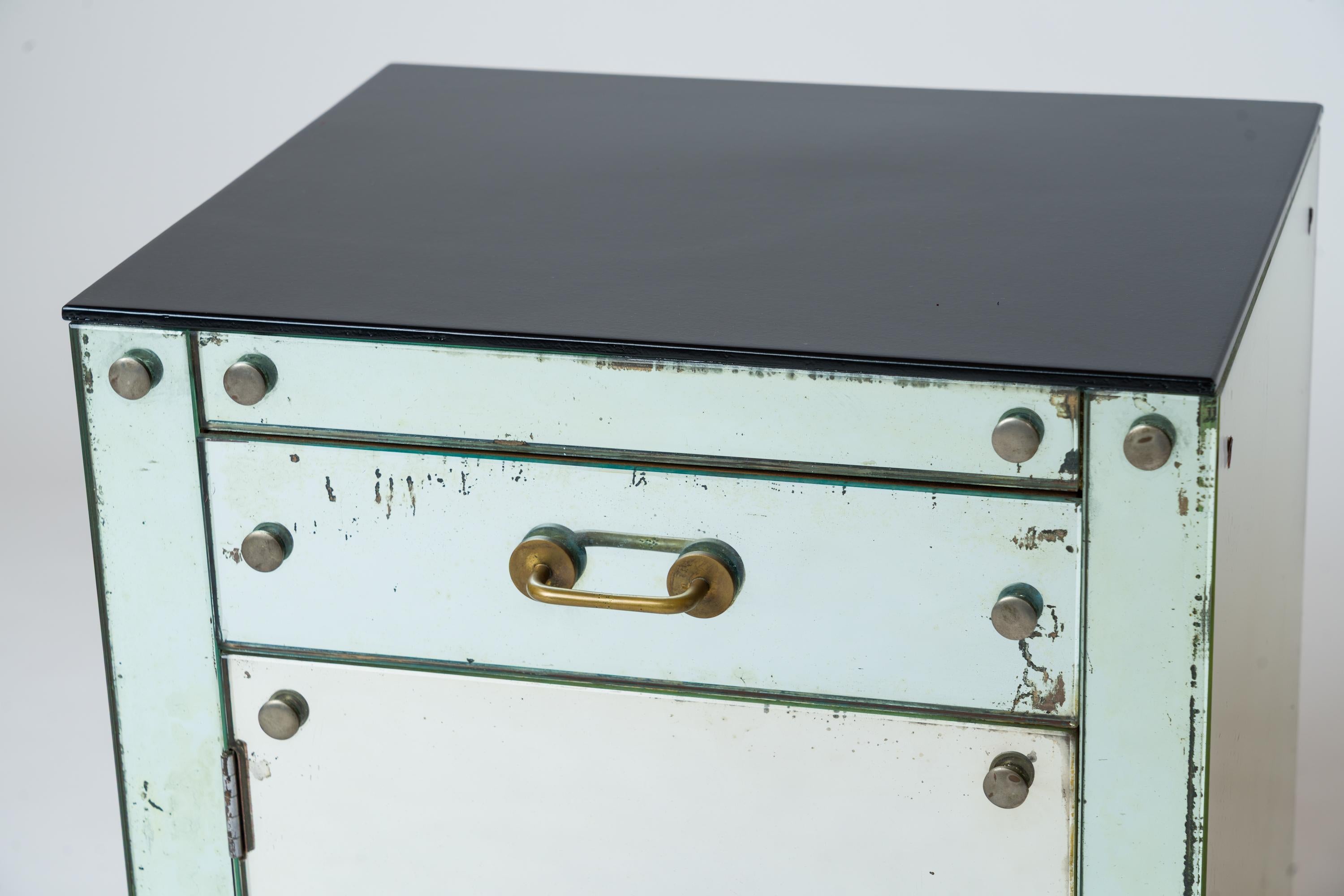 Comodino pannellato con specchio Art Deco Mirror w. Maniglie in ottone patinato - Francia anni '30 in vendita 3