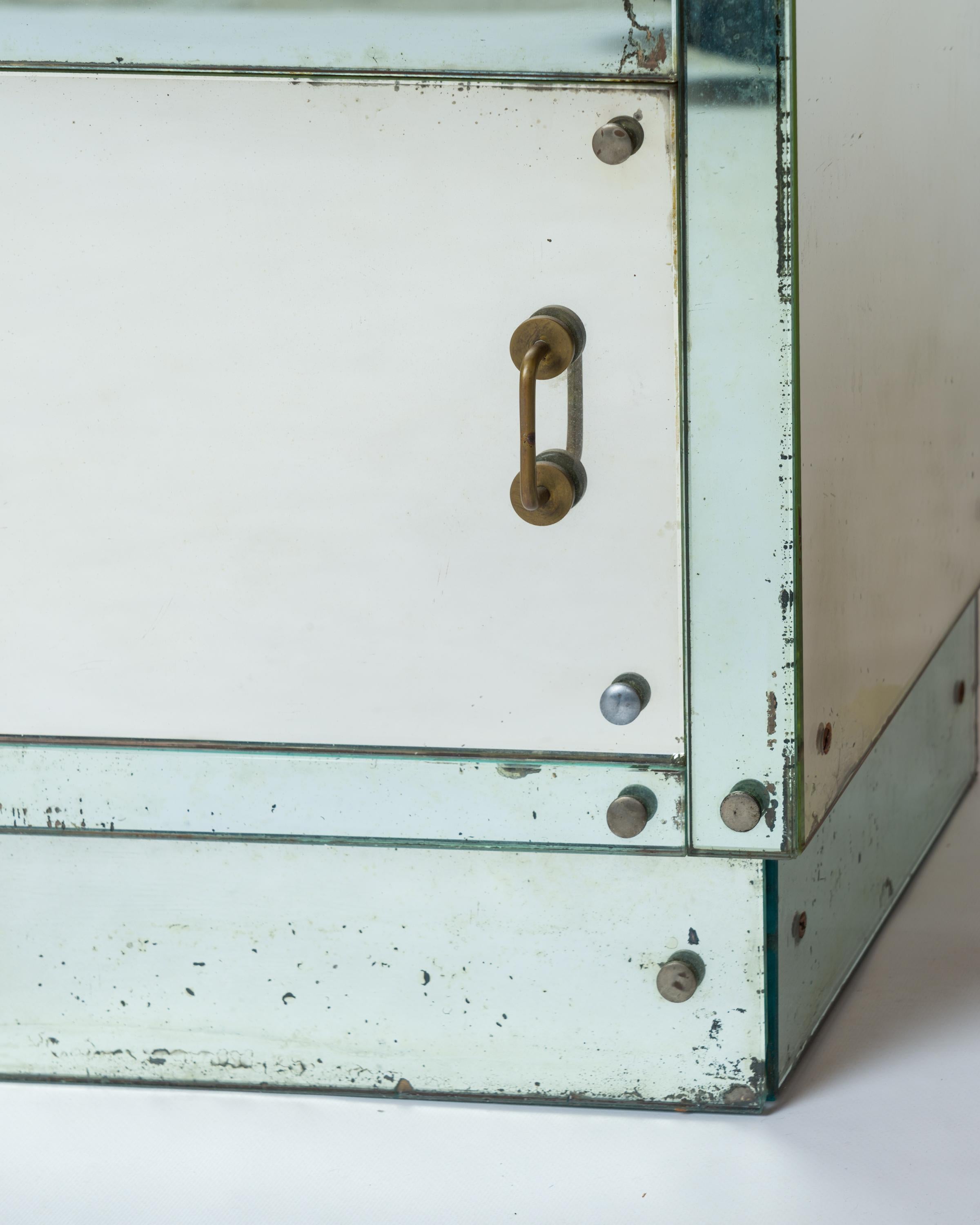 Comodino pannellato con specchio Art Deco Mirror w. Maniglie in ottone patinato - Francia anni '30 in vendita 4