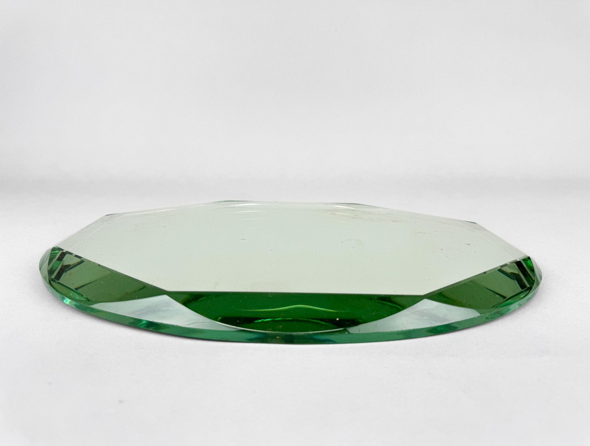 Art Deco-Spiegeltablett mit abgeschrägten Kanten. Guter Zustand, der Spiegelteil weist Gebrauchsspuren auf.