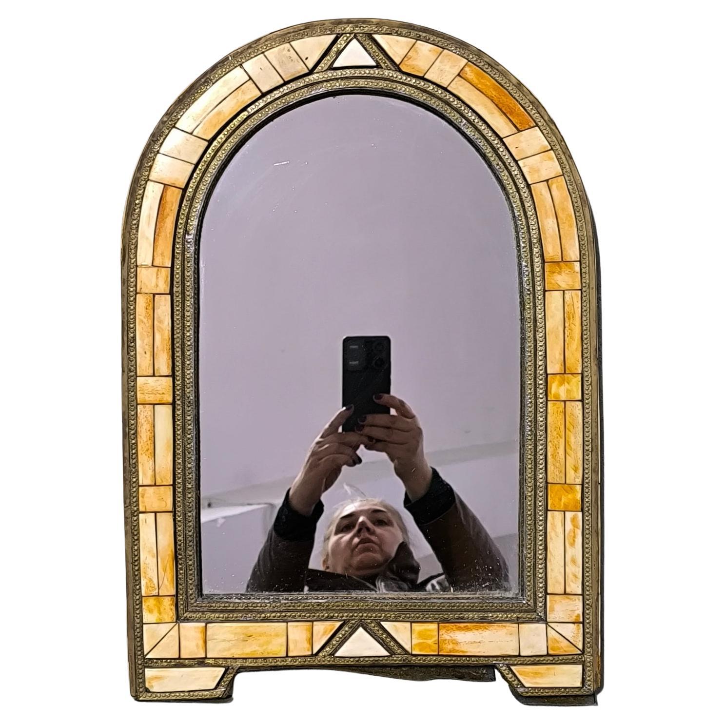 Vintage Art Deco style mirror, hand made.
This mirror is made of bone, copper and brass. A beautiful piece to hang on the wall or simply to put down. The mirror is medium sized, it is 53 cm high by 37 wide and 3 cm thick. It bears traces of time,