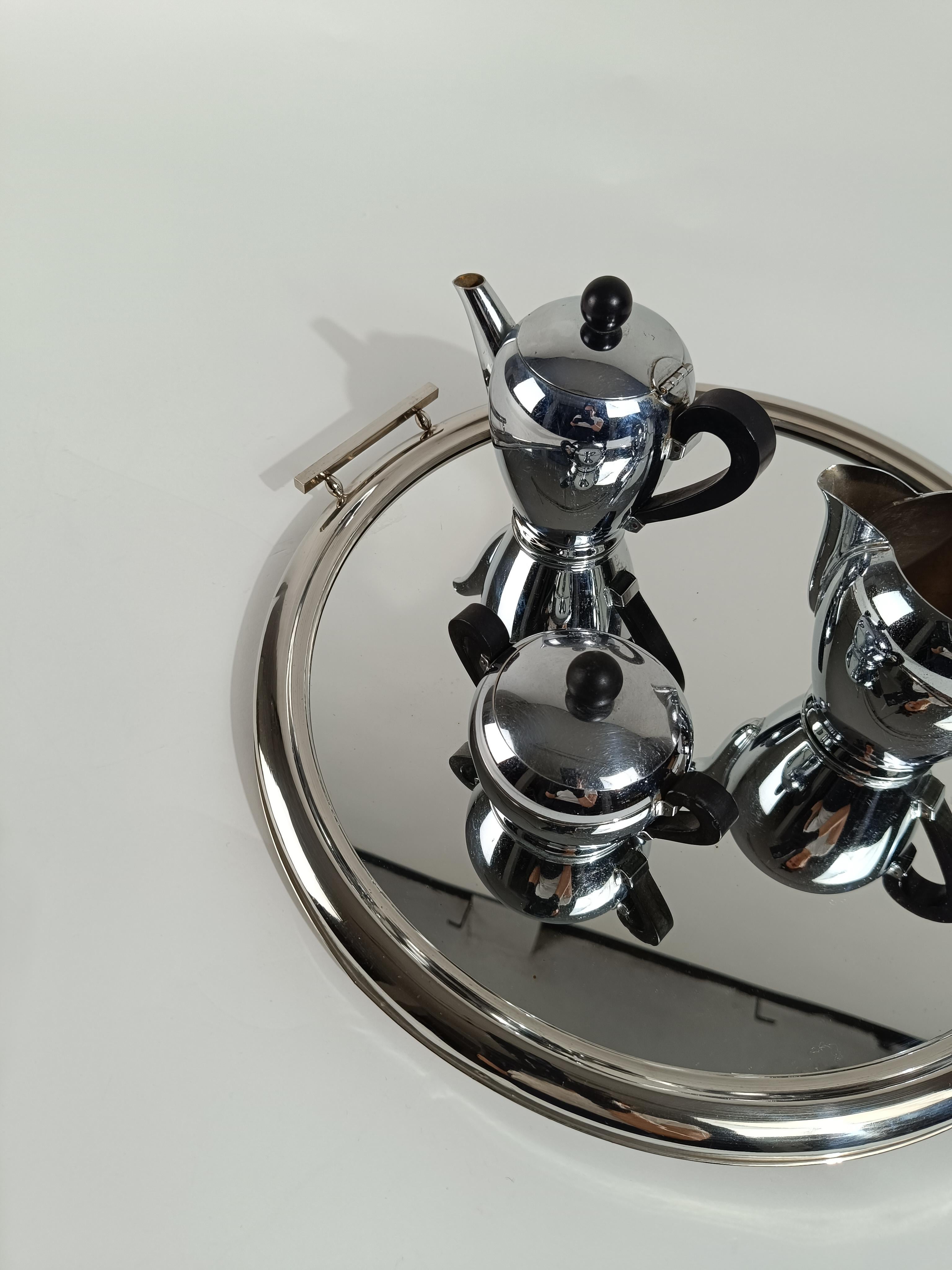 Nous vous proposons un plateau rond datant des années 1930, parfait pour le service, mais à notre avis encore plus comme miroir mural.
Ce plateau moderne du milieu du siècle a une forme circulaire en métal, peut-être en aluminium, chromé.
Doté de
