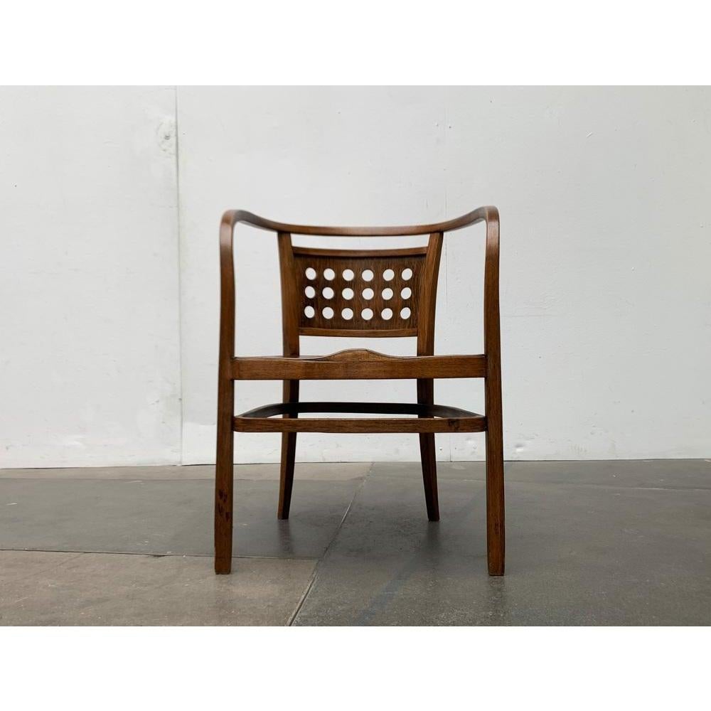 Elegante silla con reposabrazos bugholz de jacob and josef kohn según un diseño de otto wagner de principios de siglo. Una pieza de diseño de la modernidad temprana.

Un diseño funcional con una combinación especial de materiales. Una característica