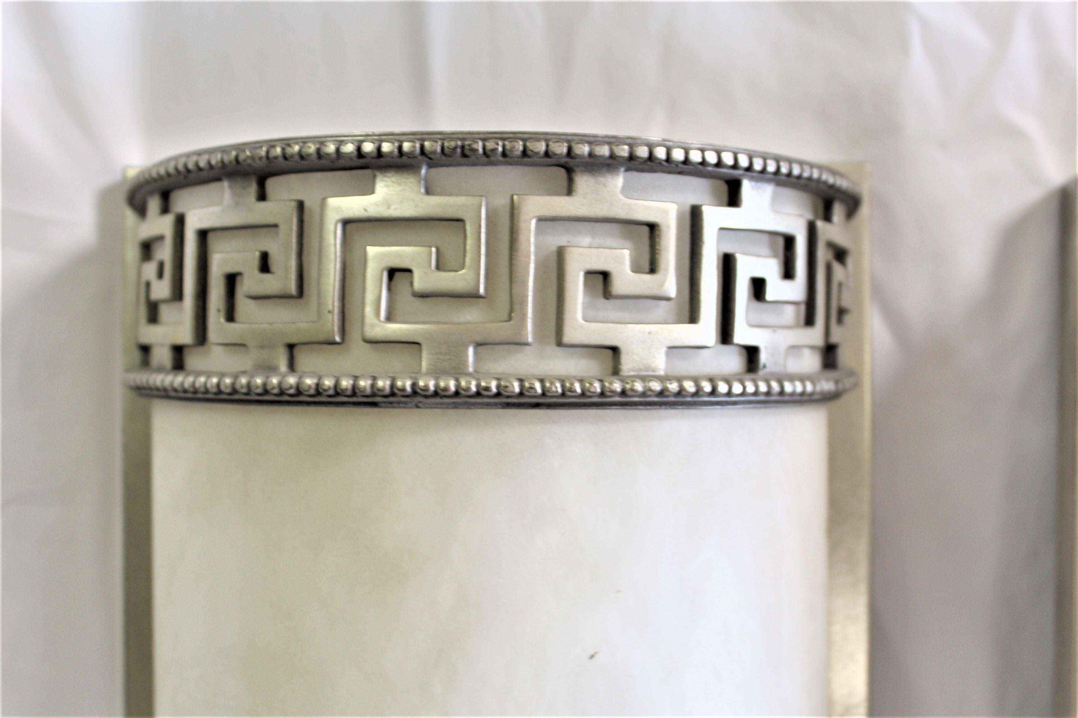 Una bella applique Art Deco con paralumi in vero alabastro proveniente dalla Spagna. Montato in una cornice in bronzo patinato argentato. Calco contemporaneo dopo quelli vecchi. Ha una doppia presa Edison al centro. Raccomandiamo di utilizzare