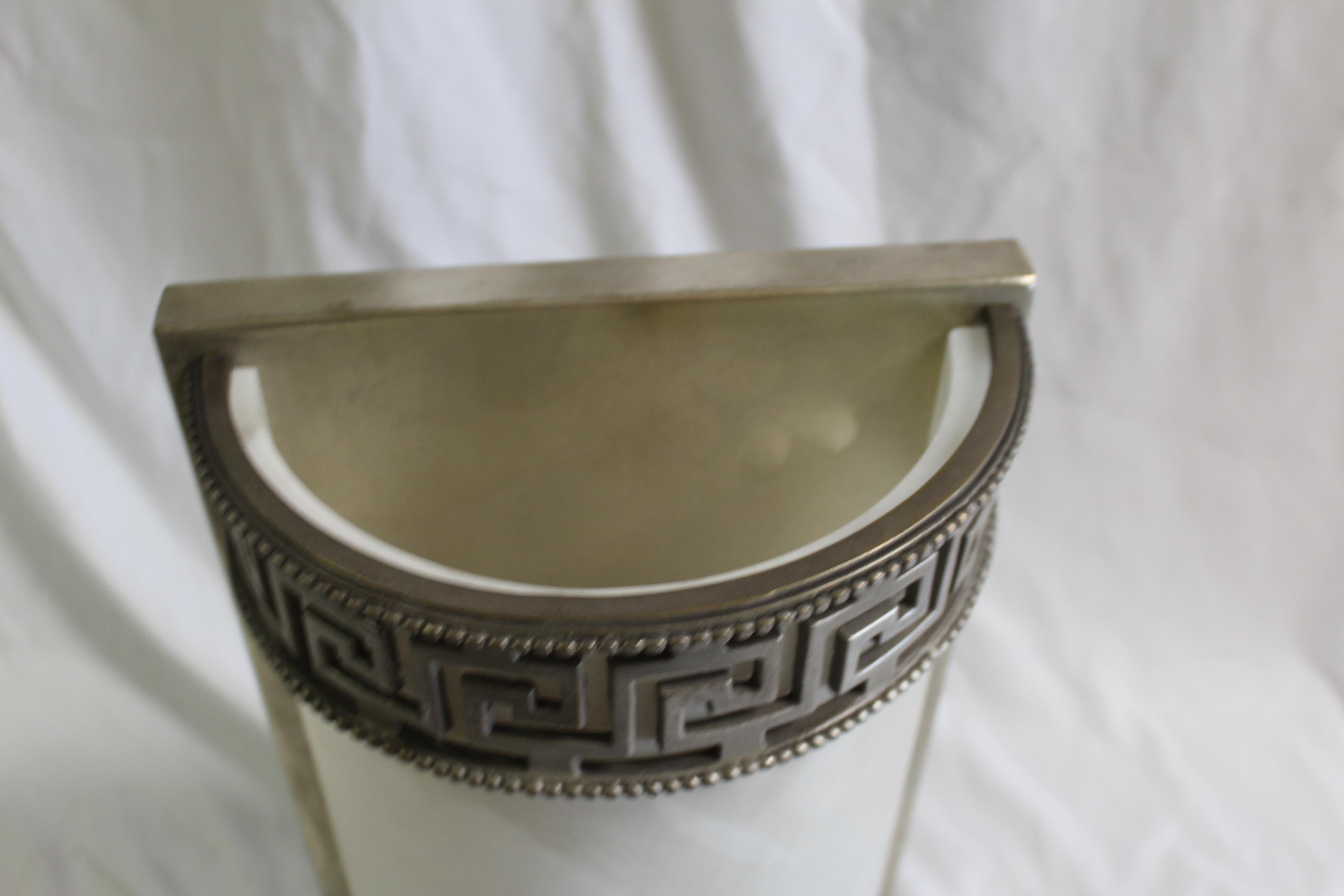 Bronzo Applique in alabastro Art Deco /Moderno con design a chiave greca in vendita