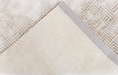 Tappeto in stile Art Déco, moderno, geometrico, color taupe con dettagli in seta marrone "Minos" di Doris Leslie Blau