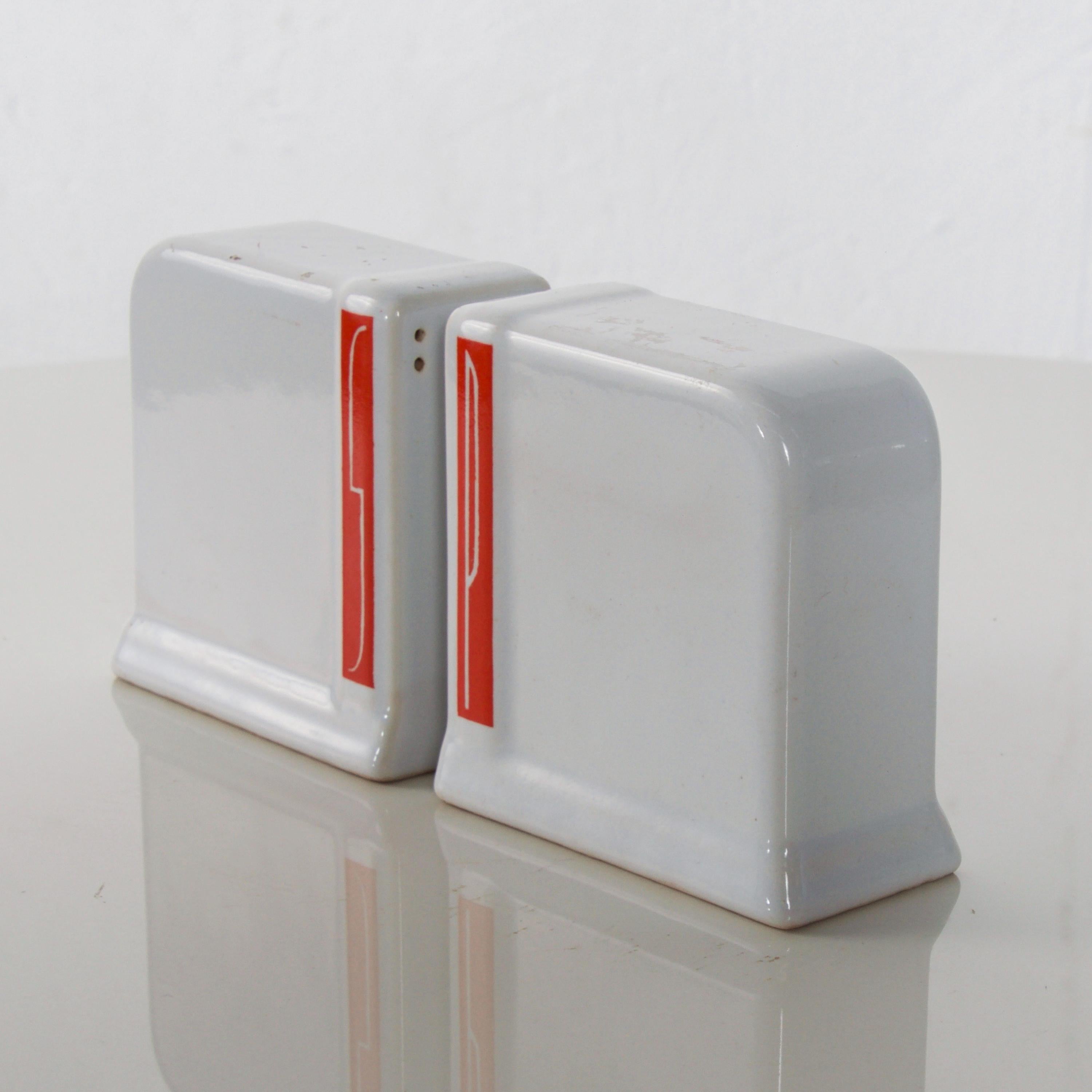 American Art Deco Modern O'keefe & Merritt Stove Top Salt Pepper Shaker Set White and Red