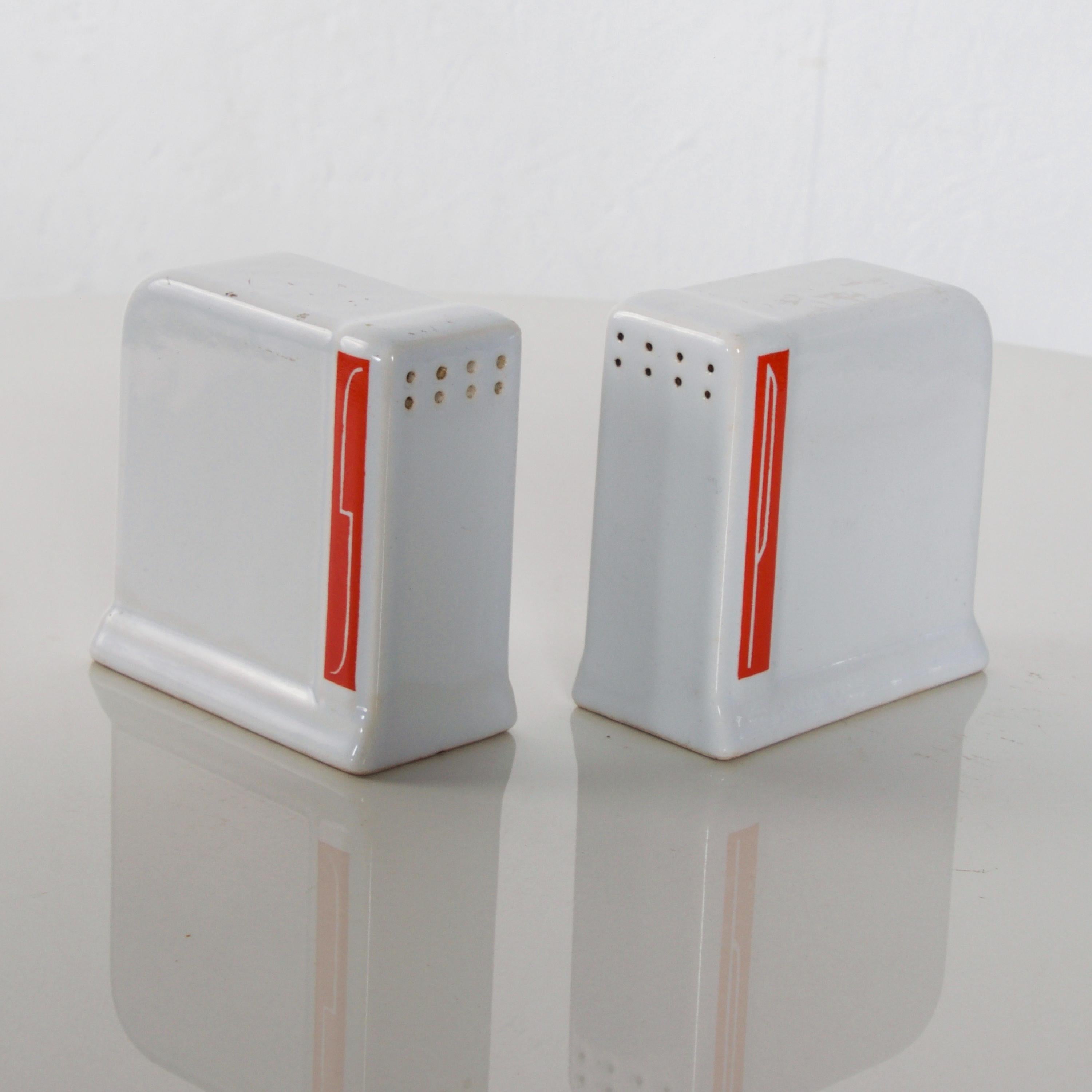 Art Deco Modern O'keefe & Merritt Stove Top Salt Pepper Shaker Set White and Red In Good Condition In Chula Vista, CA