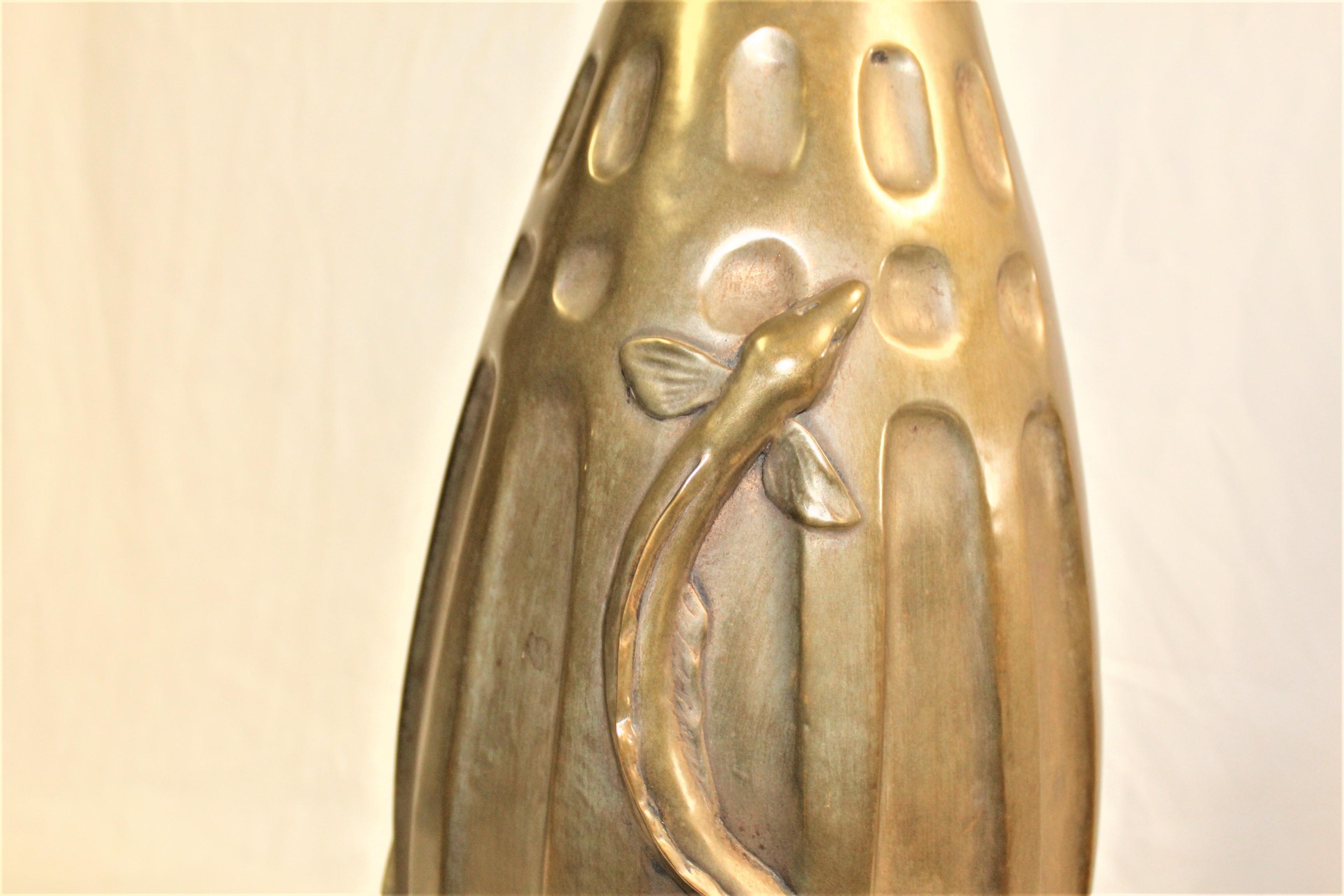 Un raro esemplare di questo disegno di E Brandt, fuso in bronzo e con una finitura in patina d'argento antico. Non vedo questo modello da molto tempo. Un grande pezzo per ogni collezionista di Art Deco. Le dimensioni sono grandi, circa 9