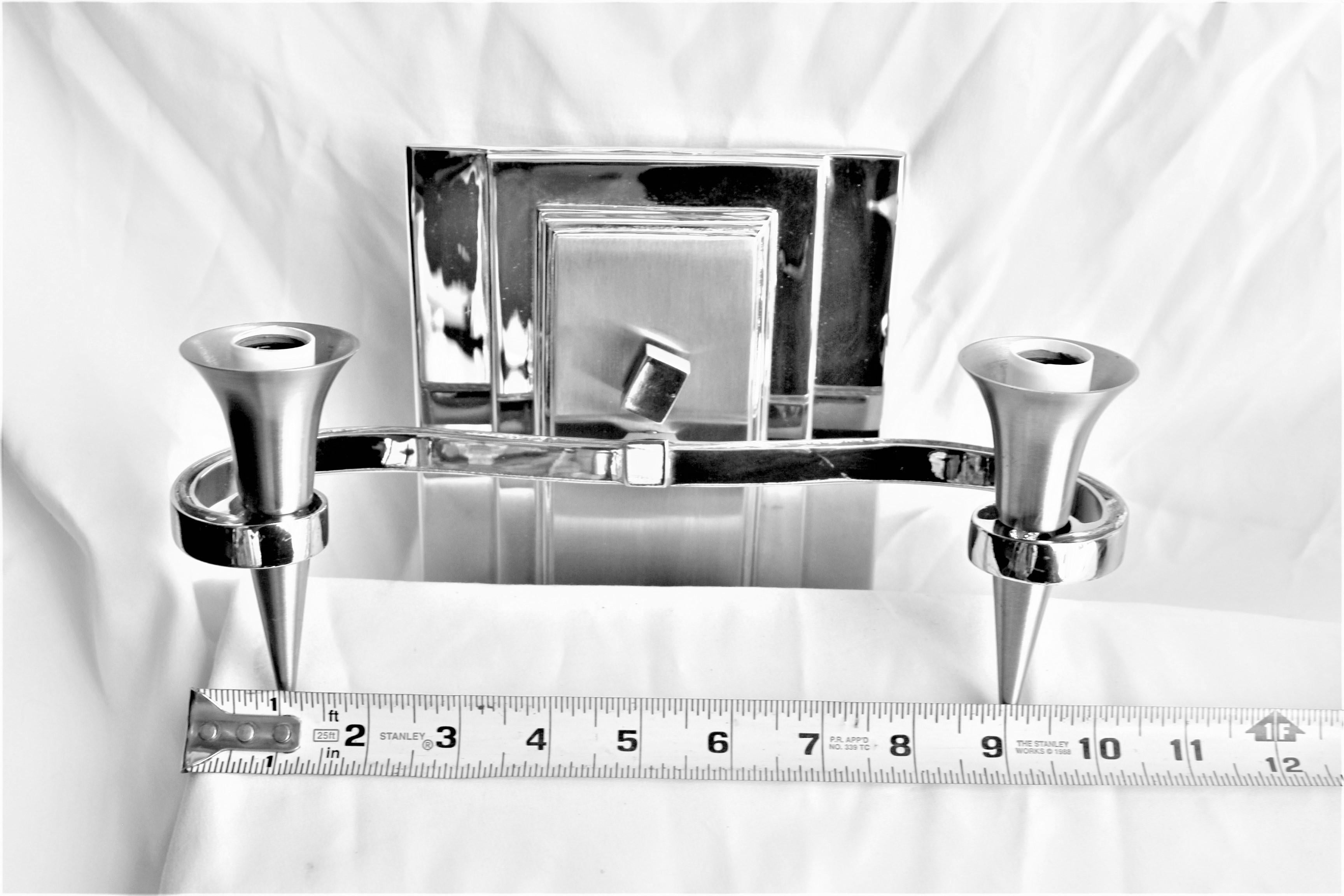 Apliques de estilo moderno/deco con placas traseras de bronce fundido. Tiene un acabado bicolor ( satinado ) en el centro y muy pulido en el cuerpo exterior. Calcetines candelabro de dos luces. Utiliza el clip en las persianas pequeñas. Quedan muy