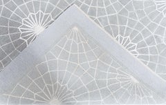 Art-Déco-Teppich in modernem Schiefergrau mit elfenbeinfarbener Seide „Spider Web“ von Doris Leslie Blau