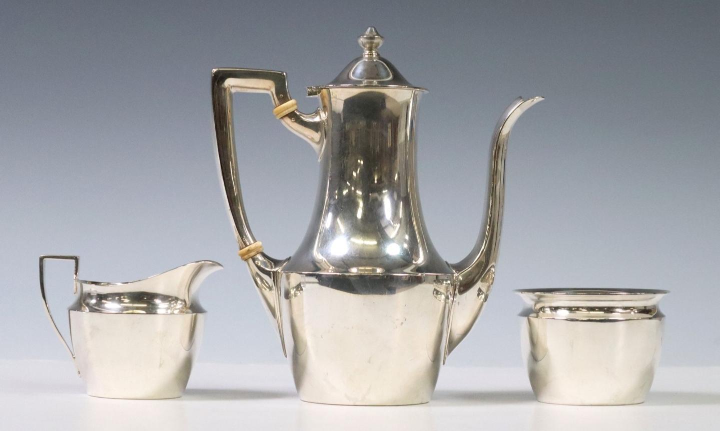 Juego de café de plata de ley estadounidense de época, de Tiffany & Company Makers, Nueva York, finales de los años 30 / principios de los 40, dirección de John C. Moore II (1907-1947), gusto Art Decó Moderno, modelo 22350, compuesto por cafetera de
