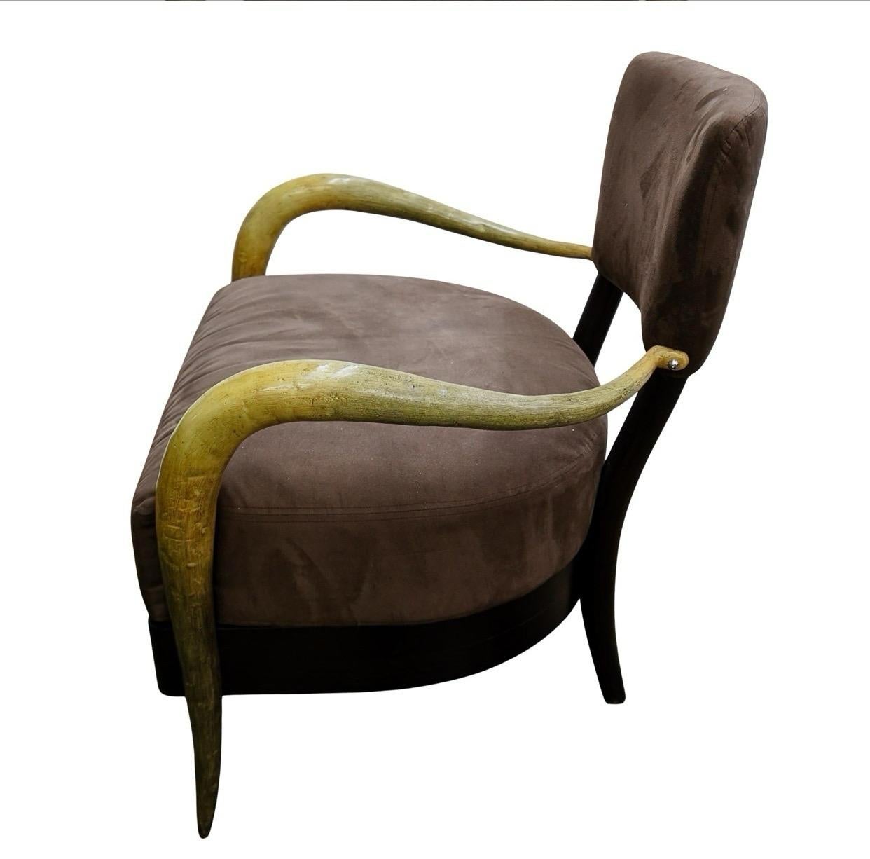 Postmoderno Sedia Club Art Deco Moderne con dettaglio in finto Horn in vendita