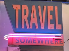 Insegna al neon in stile Art Déco / Moderne / Googie "TRAVEL SOMEWHERE"..