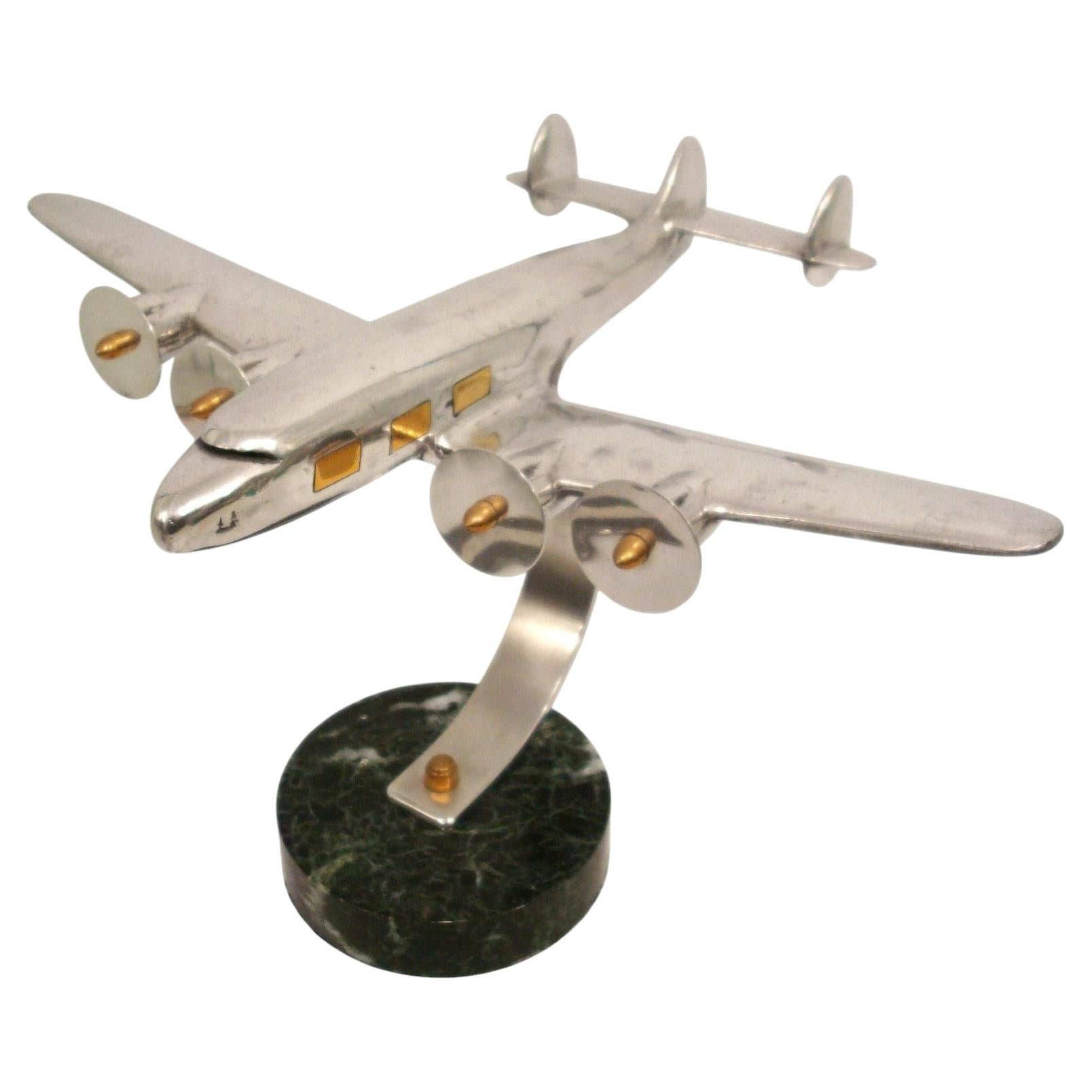 Modèle de bureau en forme d'avion, style Art déco et moderniste, vers les années 1940 en vente