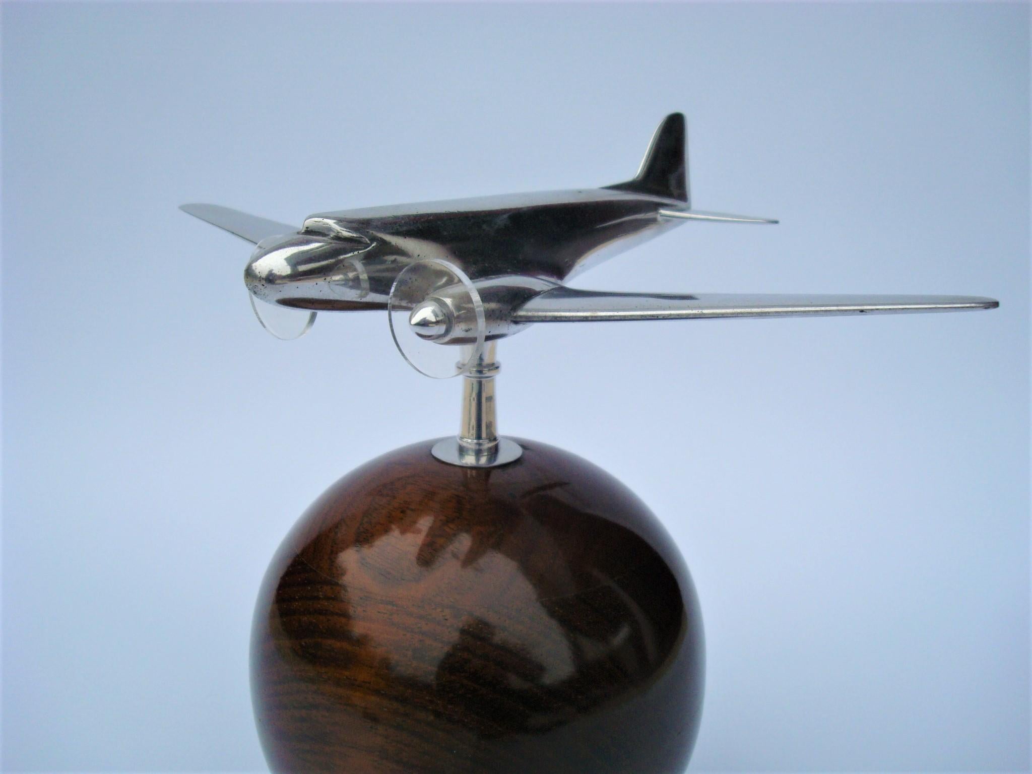 Art Deco - Modernism airplane desk model. Fantastic Douglas DC-3 wooden and aluminium model. Lovely Aviation item. Airplane over the world. ca. 1930´s

The Douglas DC-3 is a propeller-driven airliner which had a lasting effect on the airline