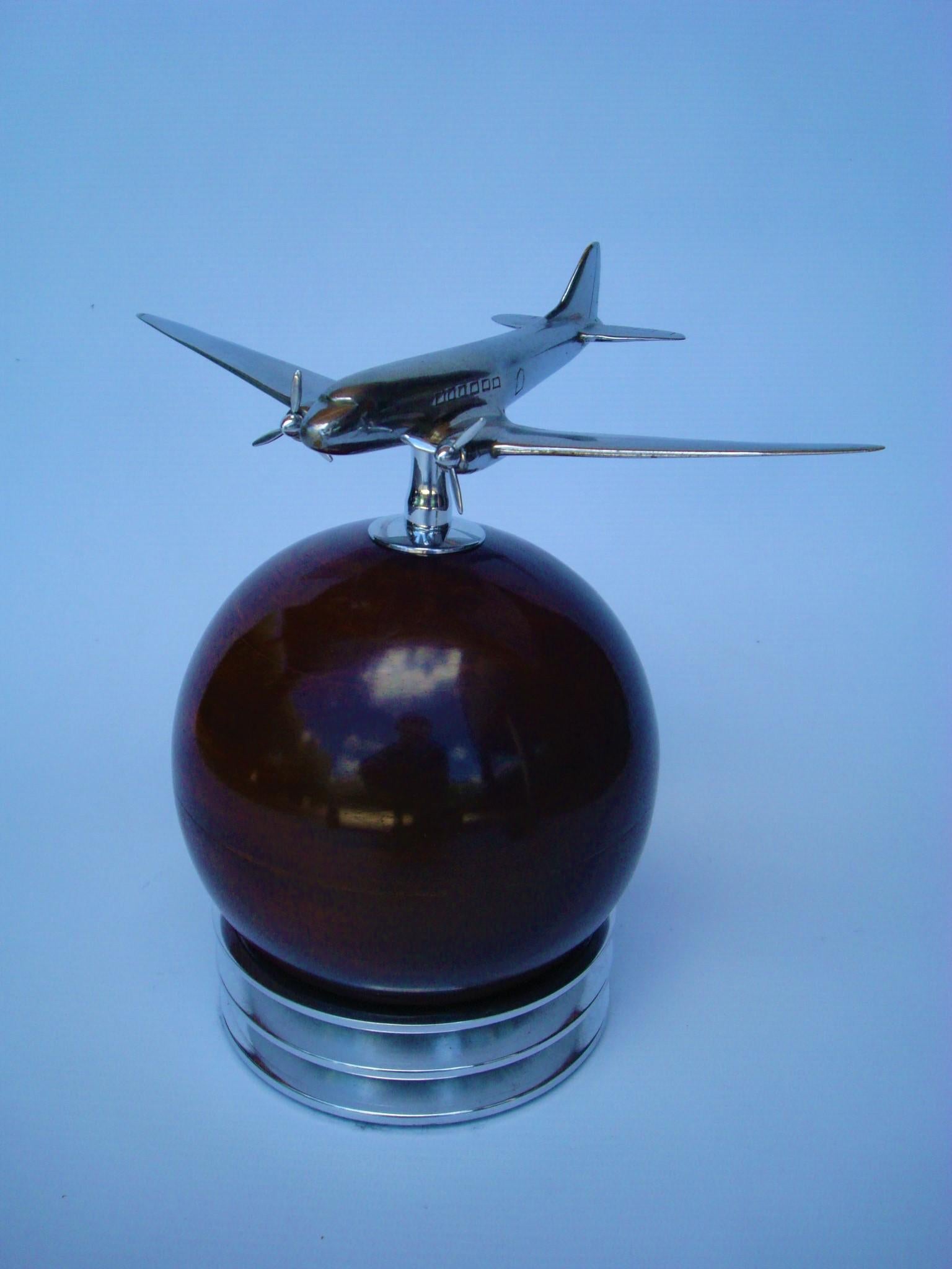 Art Deco - Modernism airplane desk model. Fantastic Douglas DC-3 Silvered Brass over wooden and aluminium base. Lovely Aviation item. Airplane over the world. ca. 1930´s

The Douglas DC-3 is a propeller-driven airliner which had a lasting effect