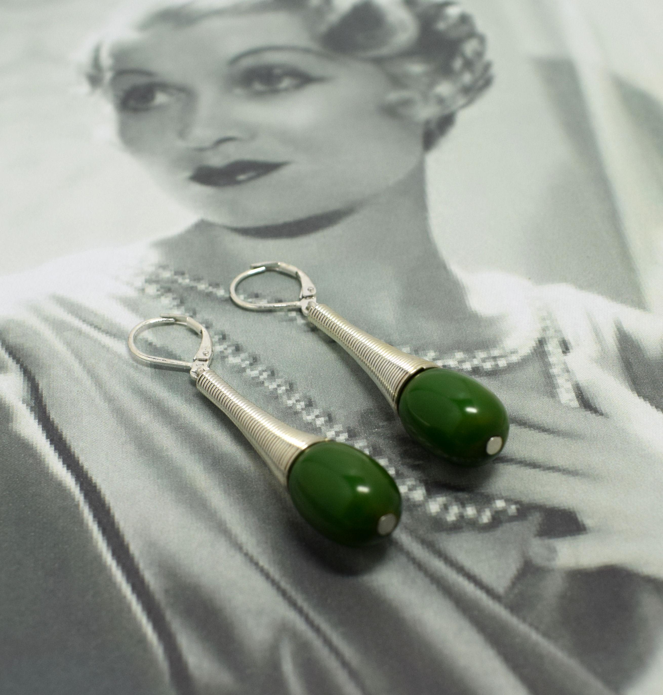 Fabelhaft stilvolle Art-Déco-Modernisten-Ohrringe aus den 1930er Jahren. Das Phenol-Bakelit hat eine tief erbsengrüne Farbe. Das verchromte Metall ist hell und klar, ohne Anlaufen oder Lochfraß. Schöne Länge beim Tragen und ideal für den Tag oder