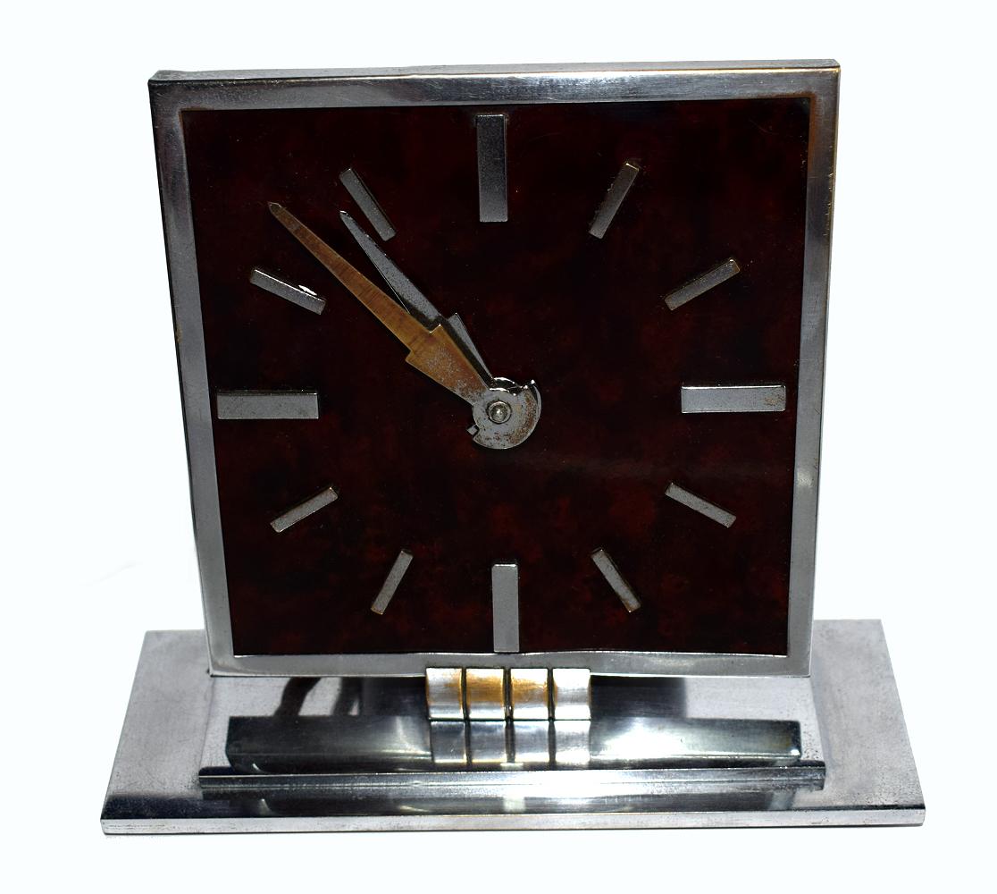 Für Ihre Betrachtung ist diese sehr stilvolle modernistische englische elektrische Uhr. Diese Uhren sind immer schwieriger zu beschaffen, daher waren wir sehr erfreut, diese Uhr gefunden zu haben. Diese Uhr aus der Art-Déco-Periode der 1930er Jahre