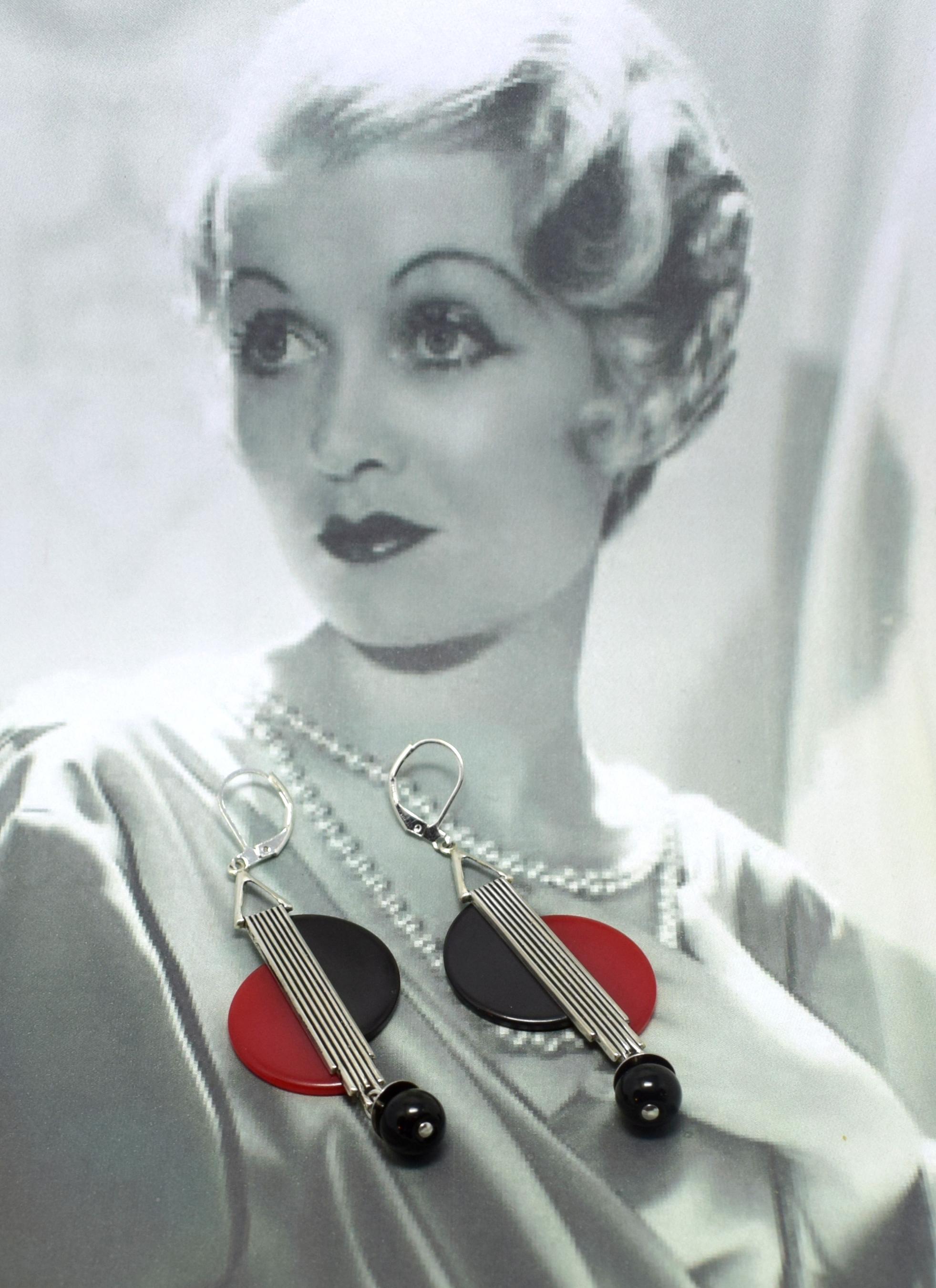 Beautiful piece of jewellery  are these modernist pair of drop earrings. As one of the leading manufacturers of jewellery European Art Deco produced in the 20's and 30's very innovative and individual pieces of jewellery, aesthetically characterized