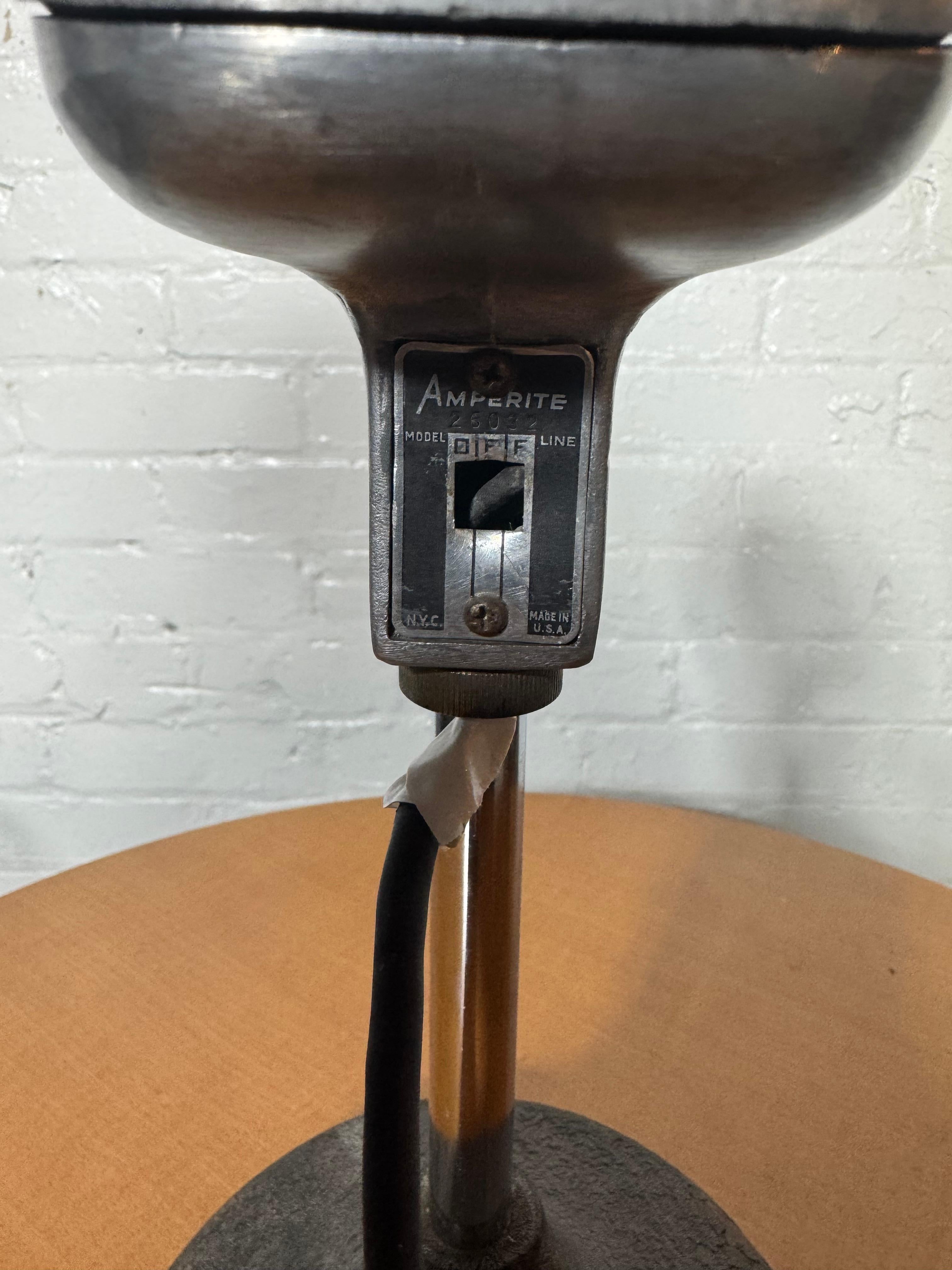 Rare MICROPHONE à ruban RBLG en aluminium des années 1940, testé et fonctionnant, interrupteur à bascule on/off manquant, design très inhabituel, Art Deco, Machine Age, Modernist,, 
 

Le microphone à ruban Amperite RBLG a l'une des formes les plus