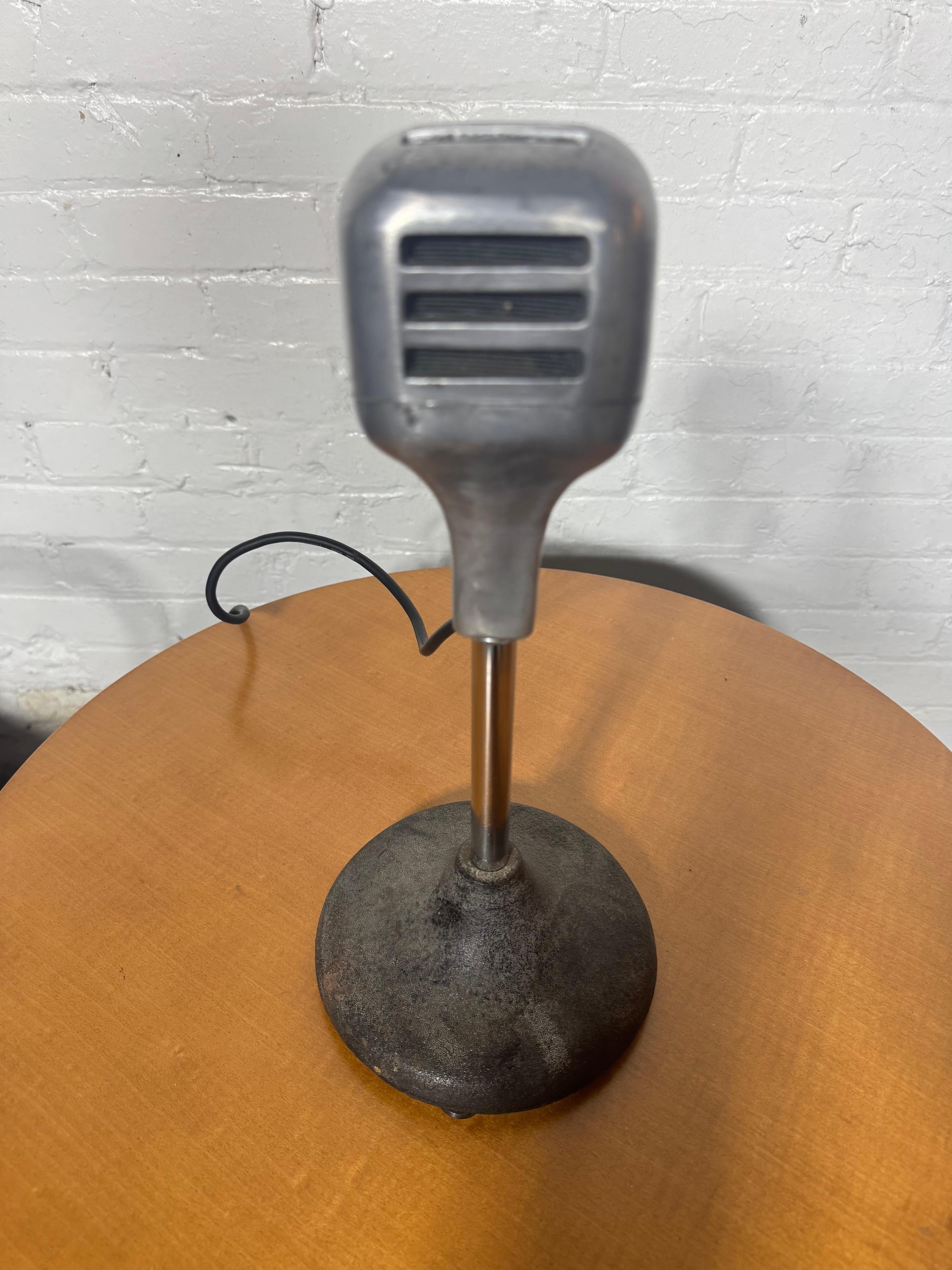 Américain MICROPHONE Art Déco/Moderniste des années 1940 en aluminium « Amperite » ruban RBLG en vente