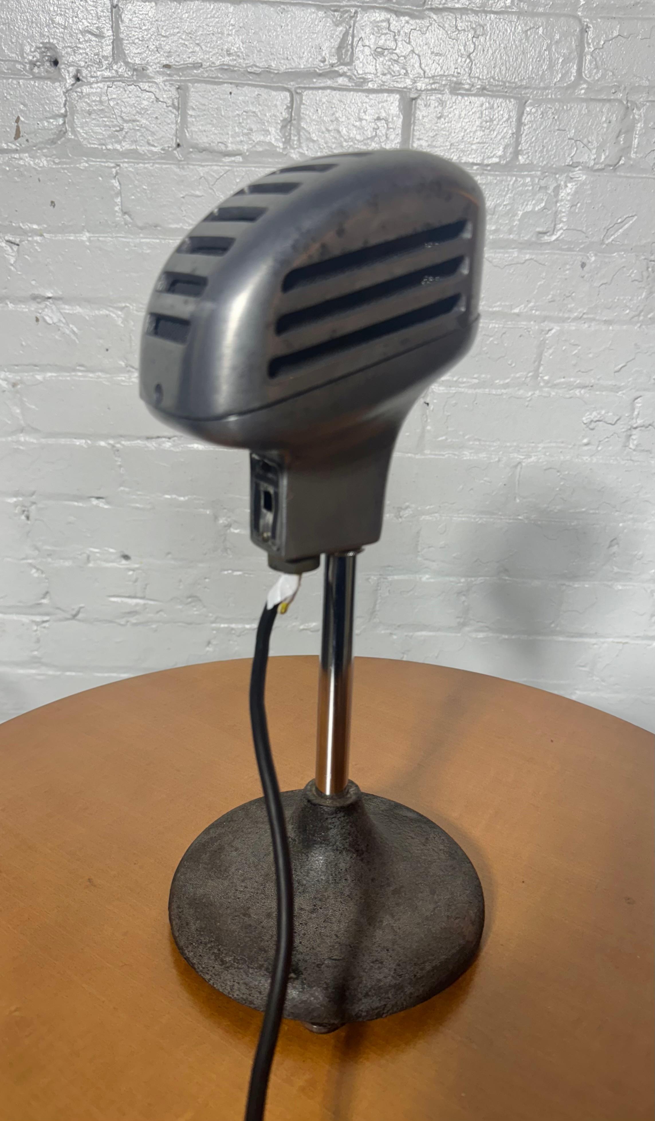 Milieu du XXe siècle MICROPHONE Art Déco/Moderniste des années 1940 en aluminium « Amperite » ruban RBLG en vente