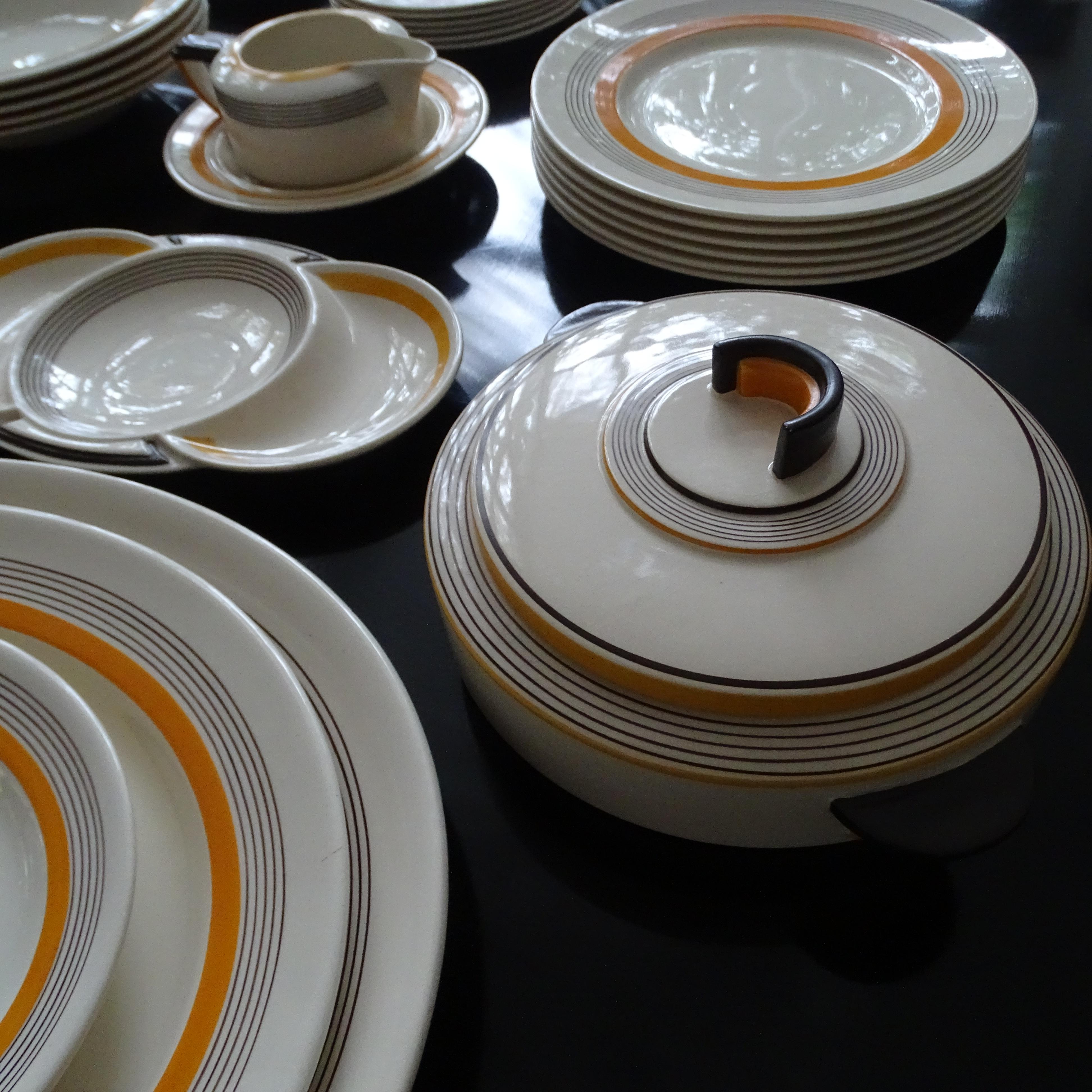 Art Deco Modernist 27-Pcs Royal Doulton England China Dinnerware Service For Sale 4