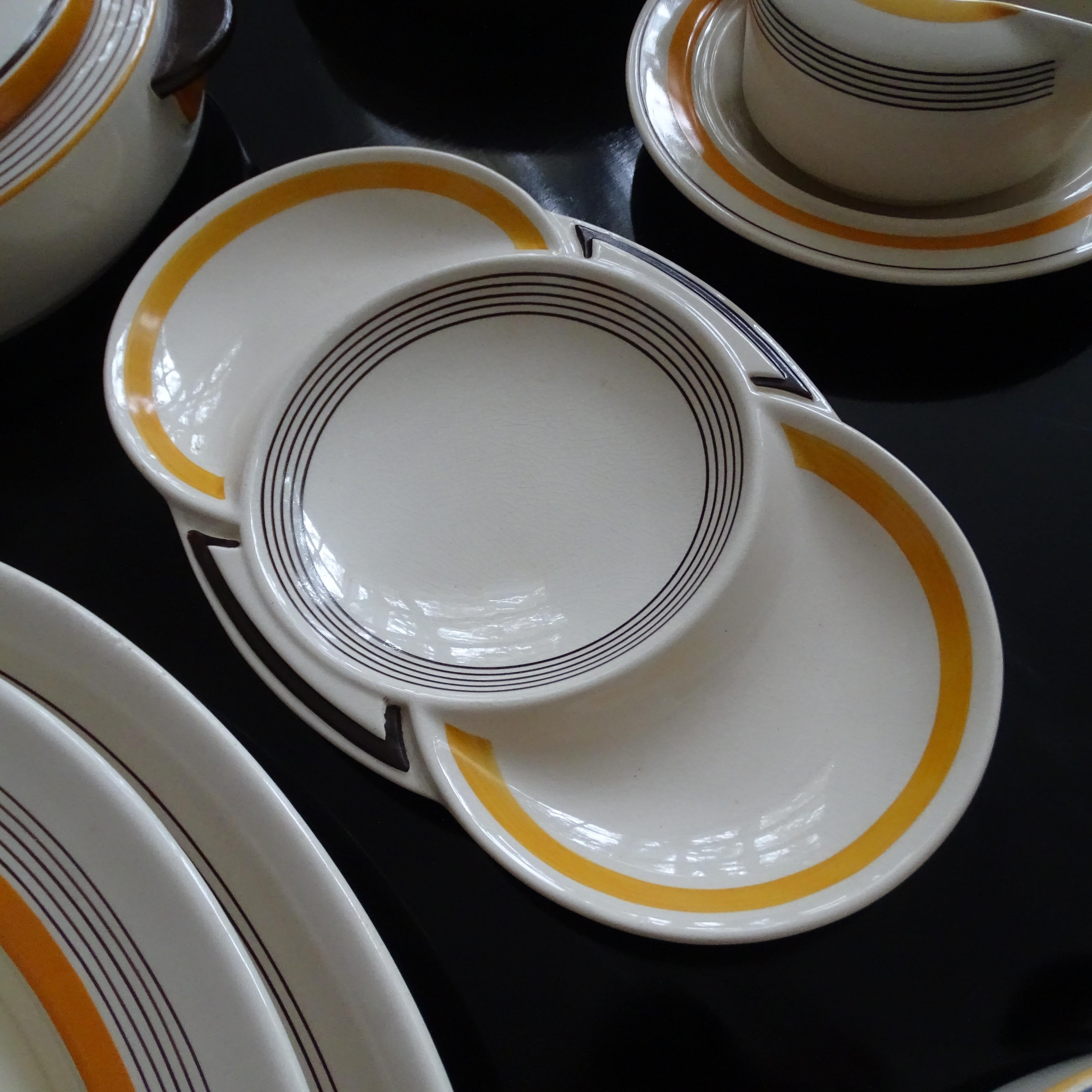 Art Deco Modernist 27-Pcs Royal Doulton England China Dinnerware Service For Sale 9