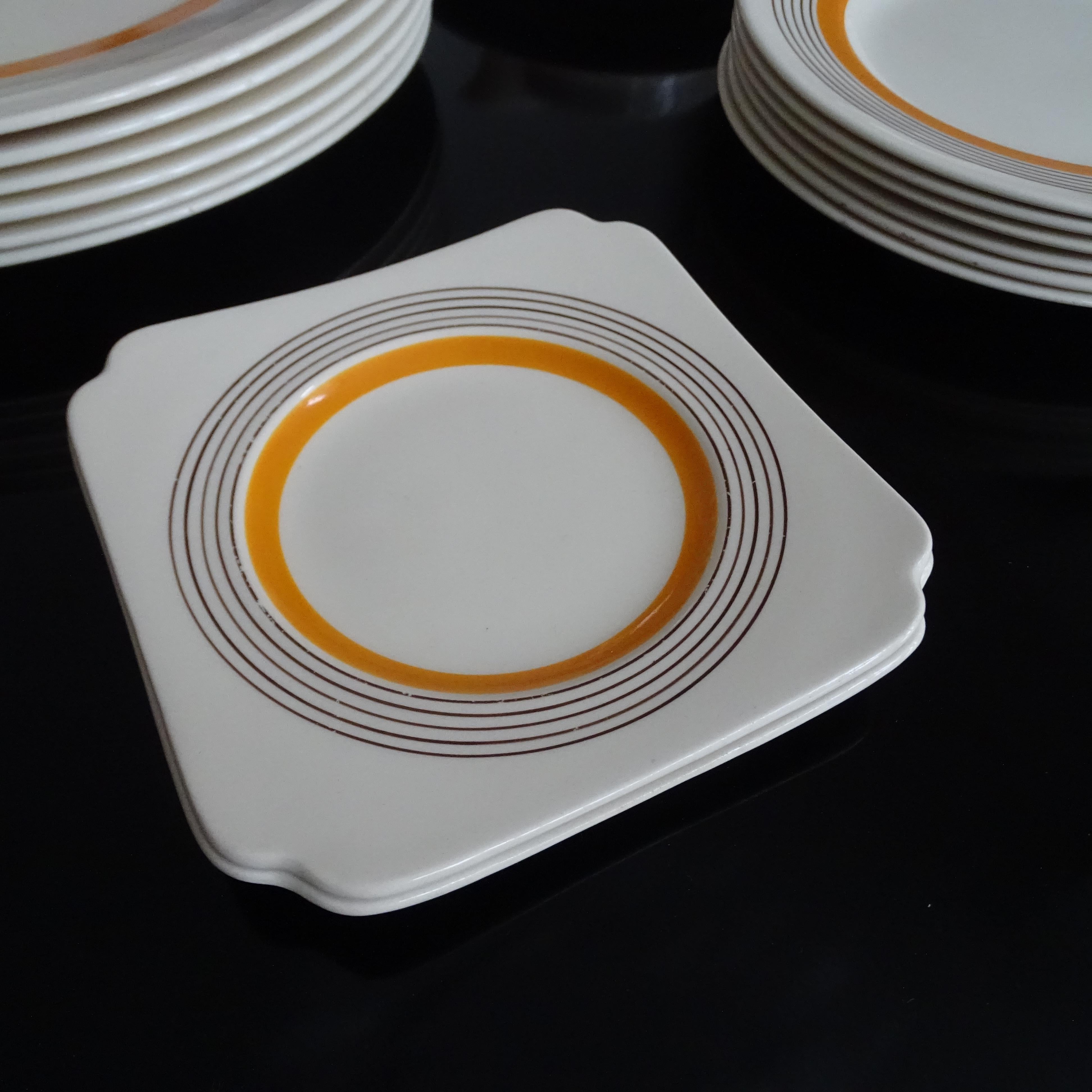 Art Deco Modernist 27-Pcs Royal Doulton England China Dinnerware Service For Sale 10