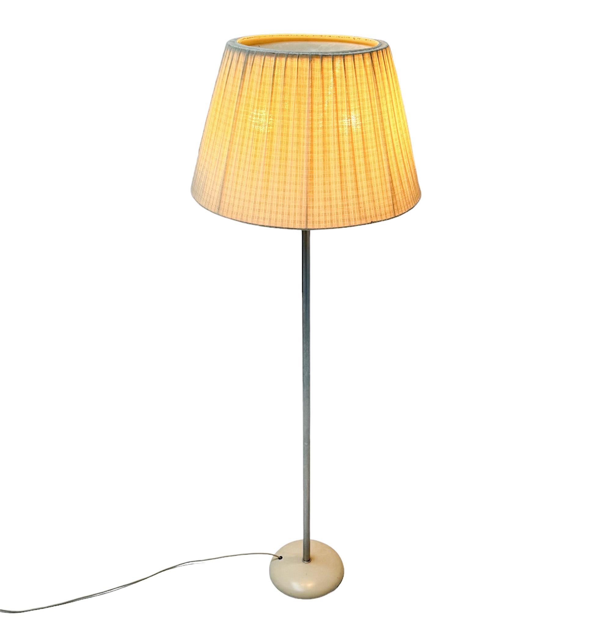 Atemberaubende und elegante Art Deco Modernist 6004 oder 640B Stehleuchte.
Entwurf von Willem H. Gispen für Gispen.
Auffälliges niederländisches Design aus den 1930er Jahren.
Originaler Stiel aus vernickeltem Messing mit dem originalen weiß