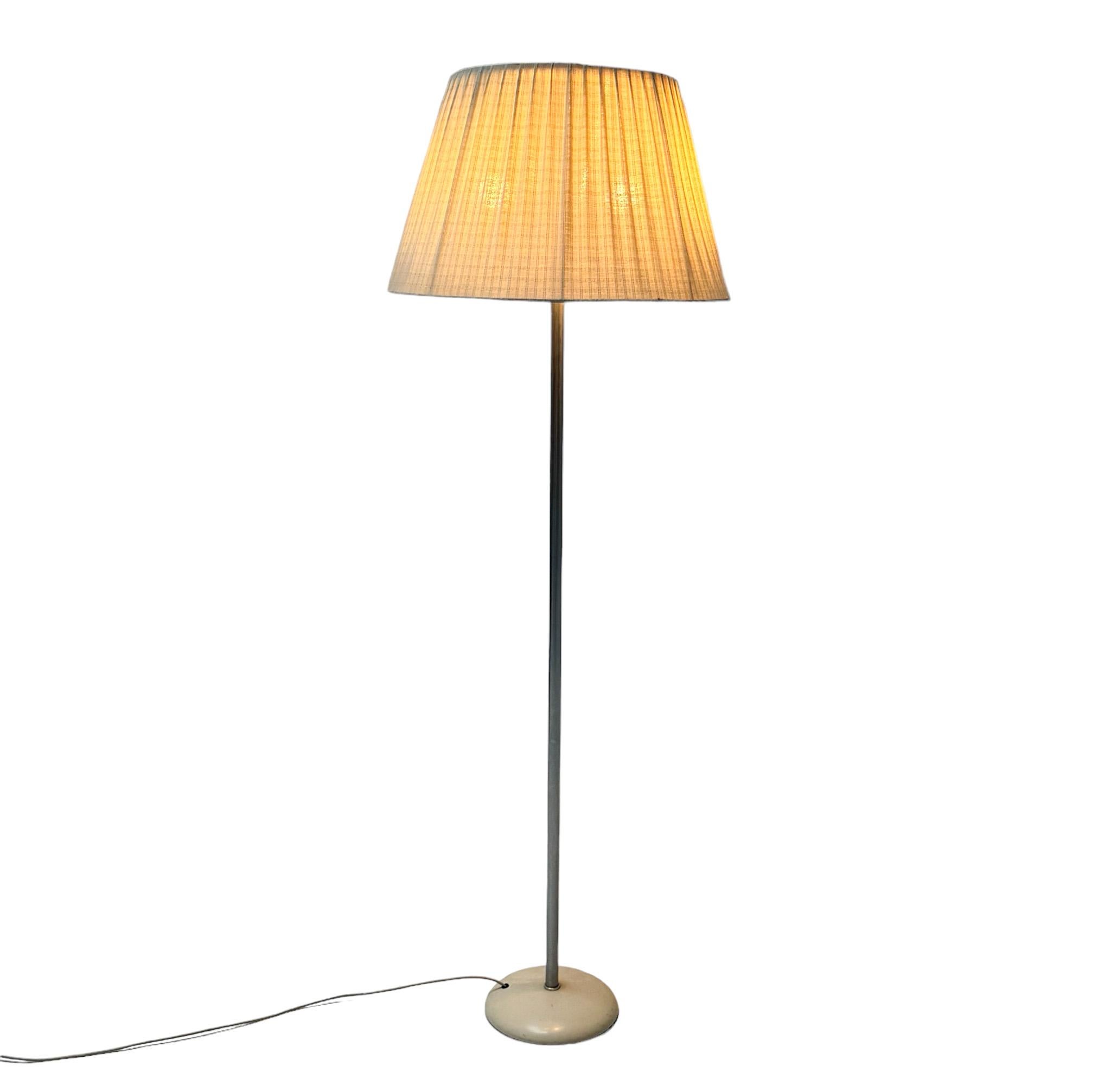 Modernistische Art-Déco-Stehlampe 6004 oder 640B von W.H. Gispen für Gispen, 1935 (Niederländisch) im Angebot