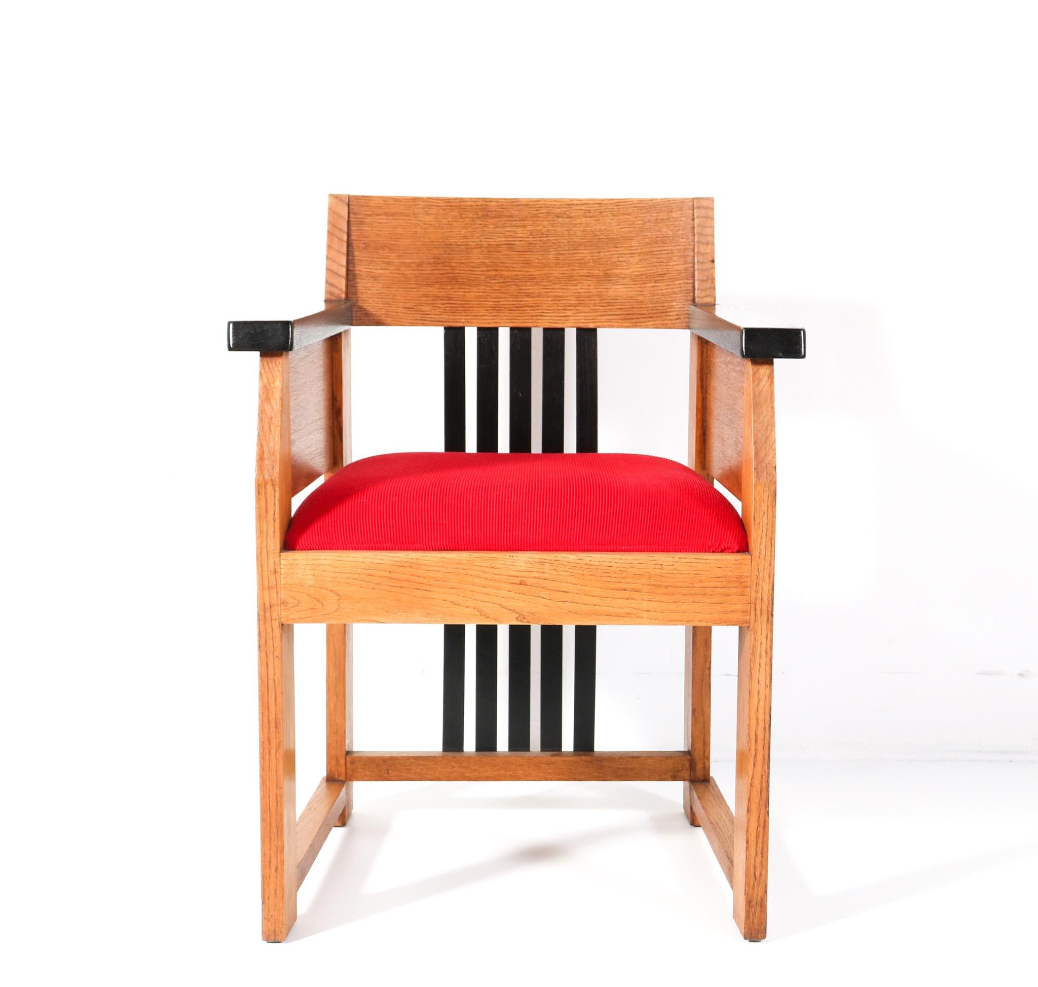 Magnificent and ultra rare Art Deco Modernist armchair.
Design by Hendrik Wouda for H. Pander & Zonen Den Haag.
Striking Dutch design from the 1920s.
Solid oak base with original black lacquered backrest and elements.
The seat has been