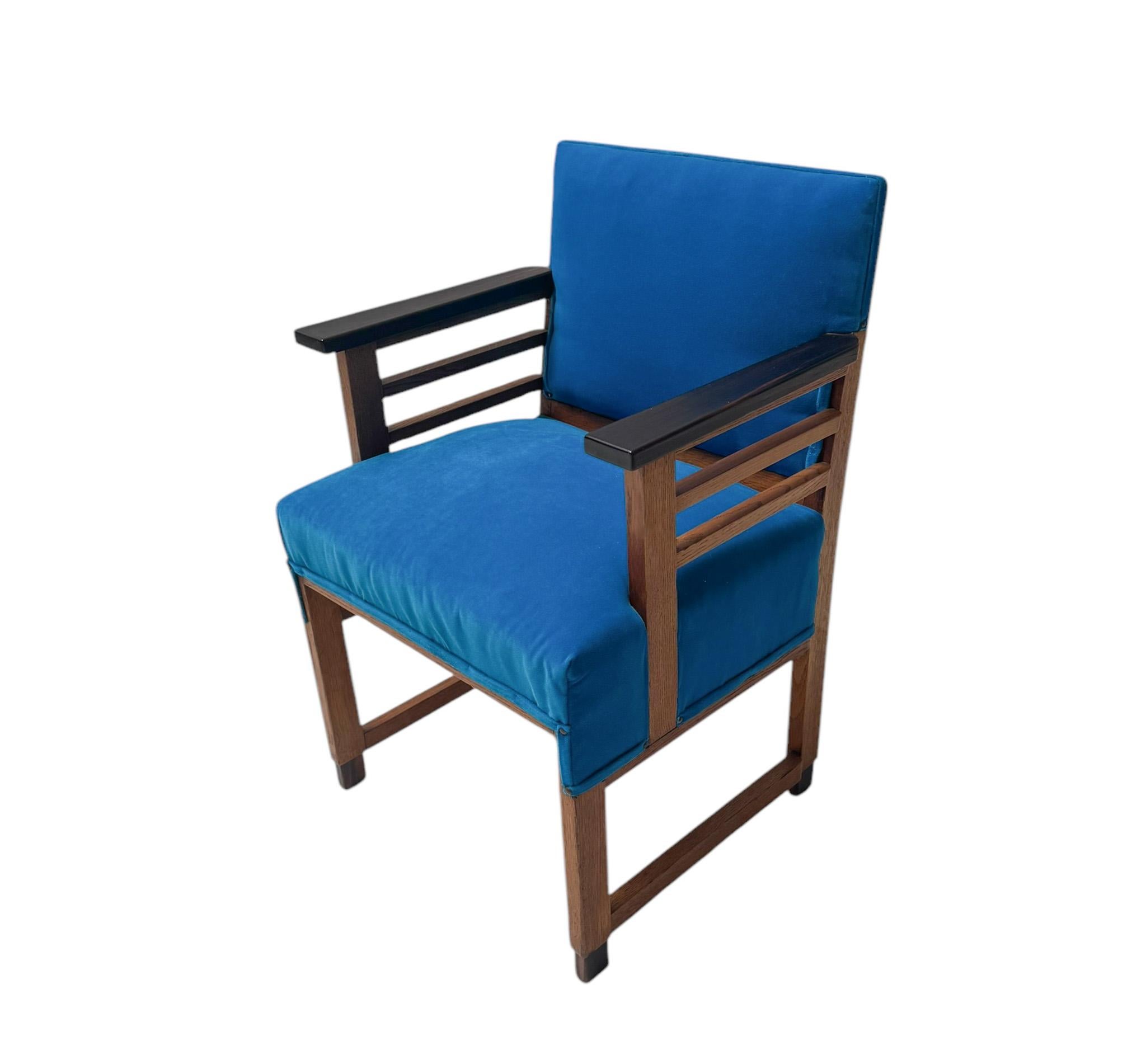 Superbe et rare fauteuil moderniste Art déco.
Conception par 't Woonhuys Amsterdam.
Un design néerlandais saisissant des années 1930.
Structure en chêne massif avec accoudoirs en ébène de macassar massif.
Rembourré avec un tissu bleu en coton/laine