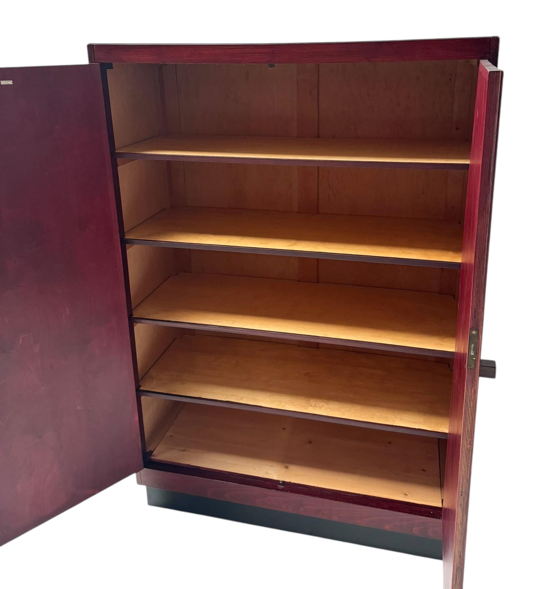 Magnifico e rarissimo armadio o guardaroba modernista Art Déco.
Design di A.H.Jansen per L.O.V. Oosterbeek.
Un sorprendente design olandese degli anni '1920.
Base originale in faggio tinto di rosso con pomelli originali in macassar massiccio e