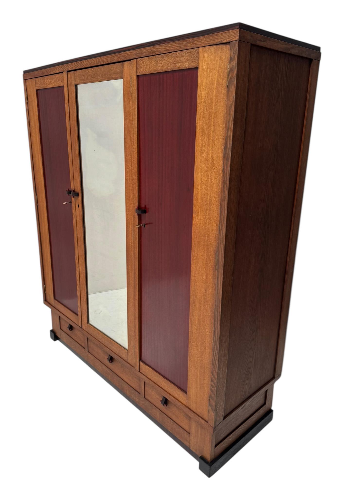 Prächtiger und seltener Art-Déco-Modernistenschrank oder Kleiderschrank.
Entwurf von J.J. Zijfers Amsterdam.
Auffälliges niederländisches Design aus den 1920er Jahren.
Sockel aus Eiche Soilid mit Türen und Schubladen aus massiver Eiche und