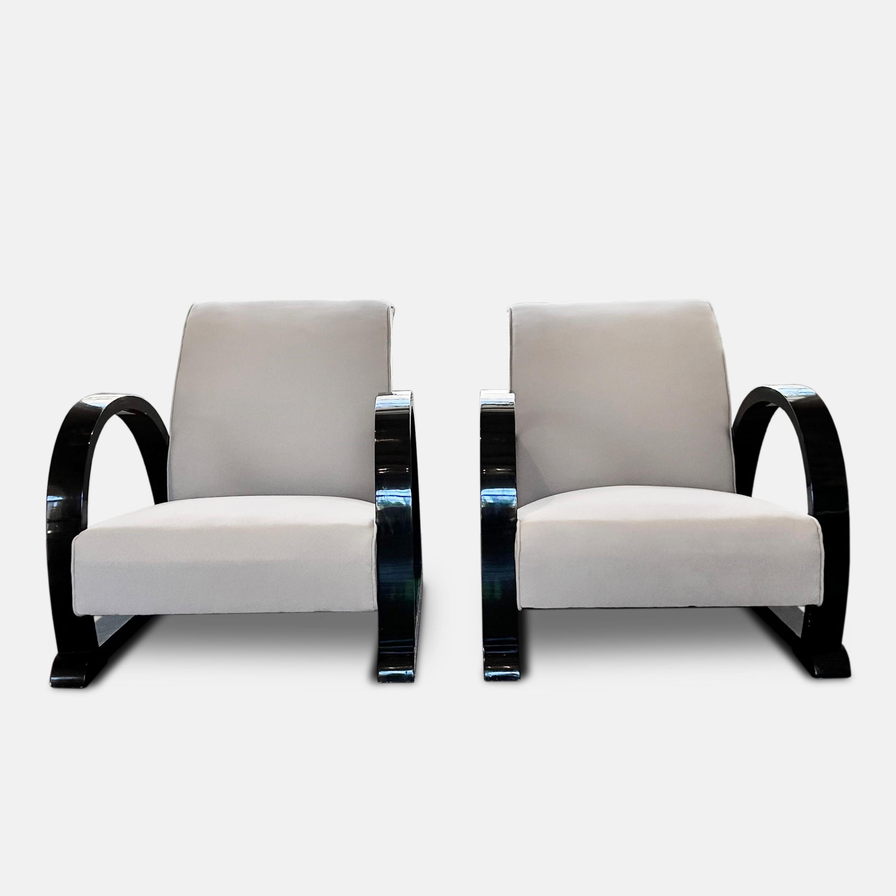 Coppia di eleganti sedie da salotto art déco in legno curvato laccato nero. 1930 circa.