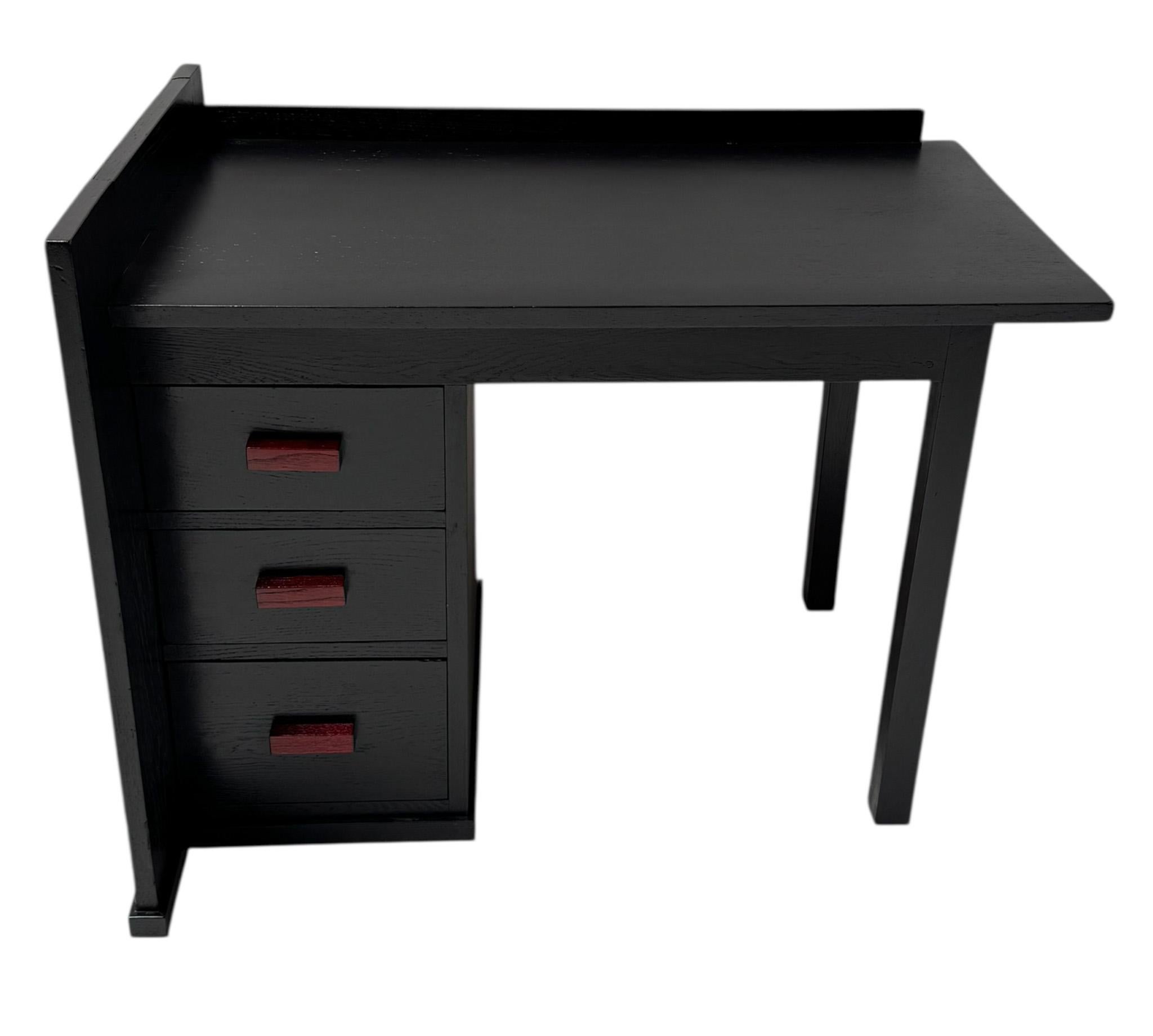 Magnificent and rare Art Deco Modernist desk or writing table.
Striking Dutch design from the 1930s.
Original black lacquered oak base with three original drawers with red lacquered handles.
This wonderful Art Deco Modernist desk or writing table is