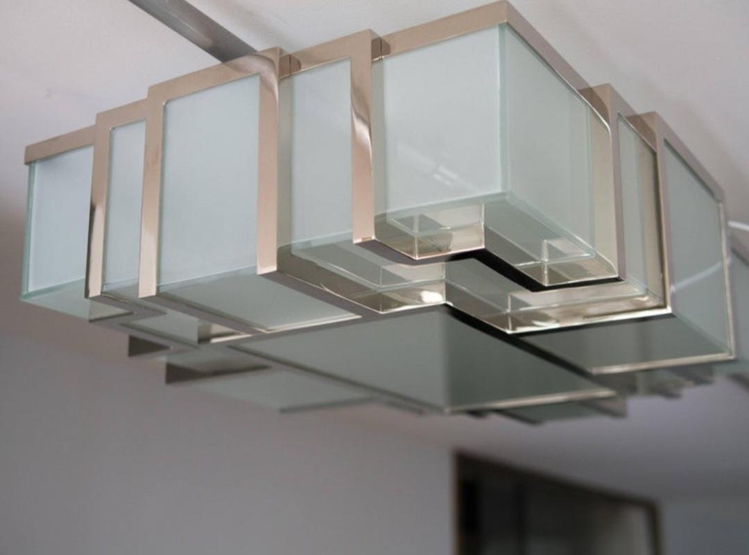 Lampada da soffitto Art Deco modernista in ottone con finitura in nichel.