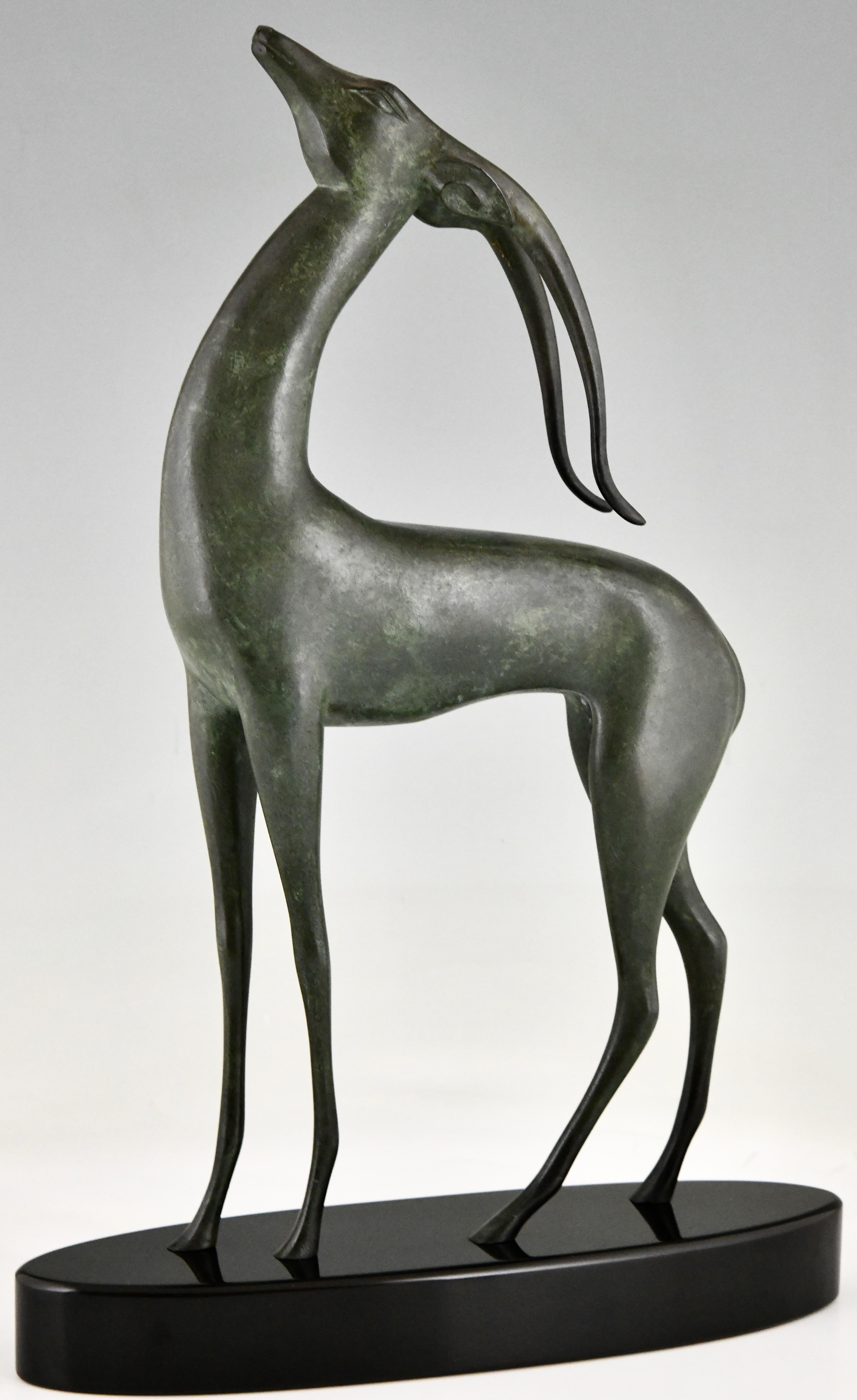 Sculpture en bronze Art Déco antilope par Boisnoir. 
Moderniste avec la marque de fonderie de Marcel Guillemard, marqué Bronze, numéroté 38.
Bronze patiné sur une base ovale en marbre noir belge.
France 1925.