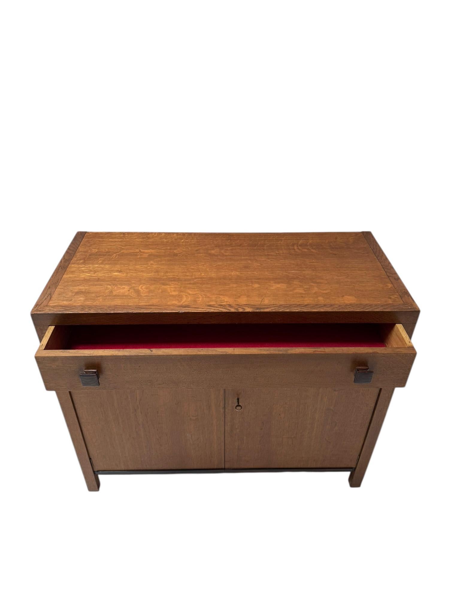 Stupefacente e raro mobile modernista in stile Art Déco.
Design di Harry Dreessen.
Un sorprendente design olandese degli anni '1930
Rovere massiccio e base originale impiallacciata in rovere con elementi in ebano macassar.
Questo meraviglioso mobile