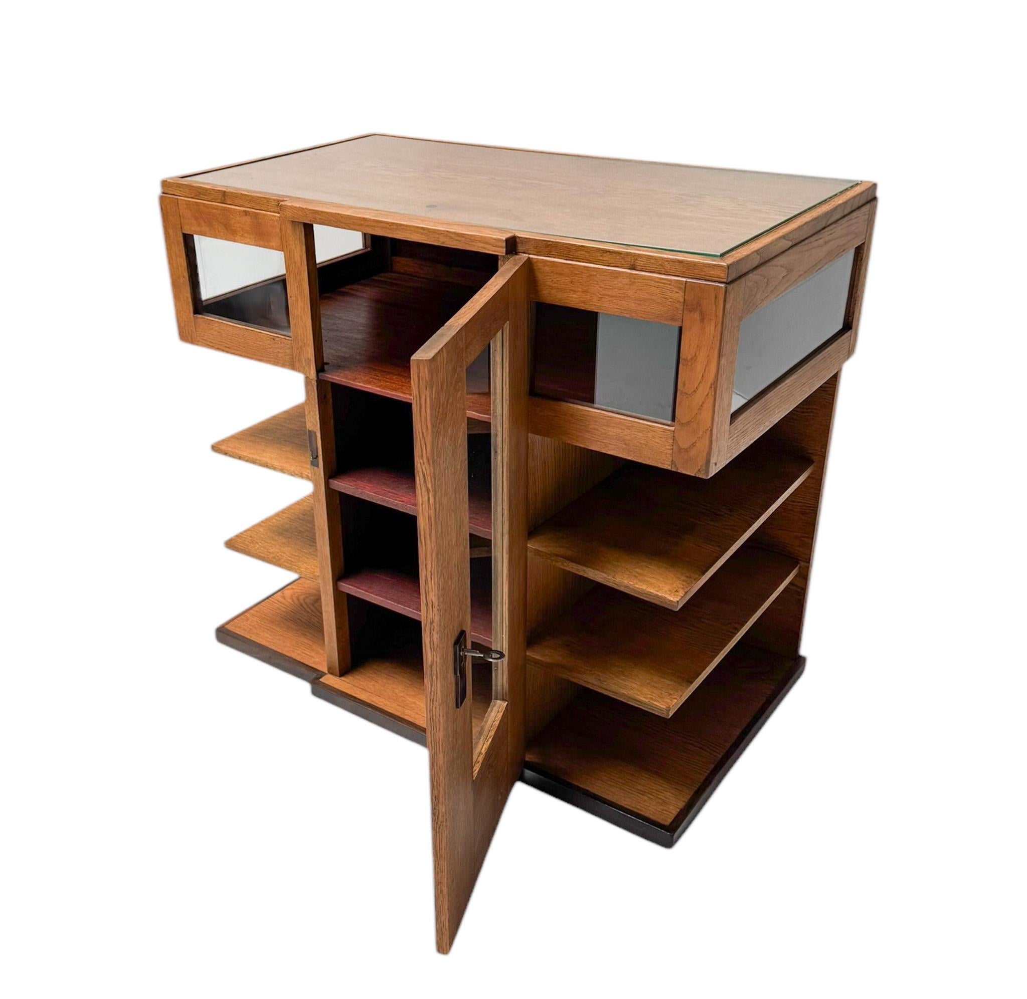 Magnifico e rarissimo mobile Art Deco Modernista.
Design di P.E.L. Izeren per De Genneper Molen.
Un sorprendente design olandese degli anni '1920.
Base in rovere massiccio con chiave originale in ebano macassar sulla porta.
Fodera originale in ebano